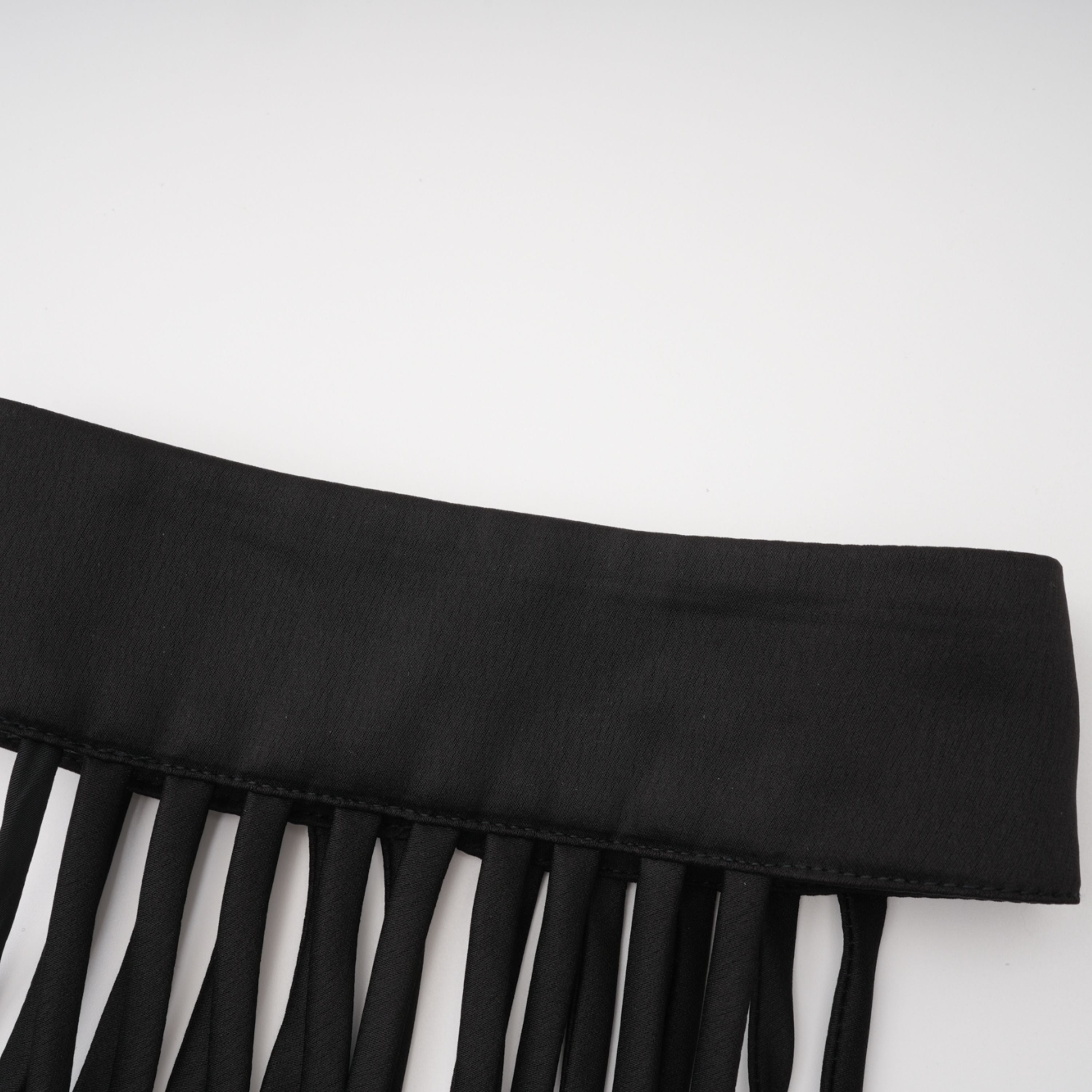 فستان قصير من Ivona Black بتصميم رباط عنق وشريط