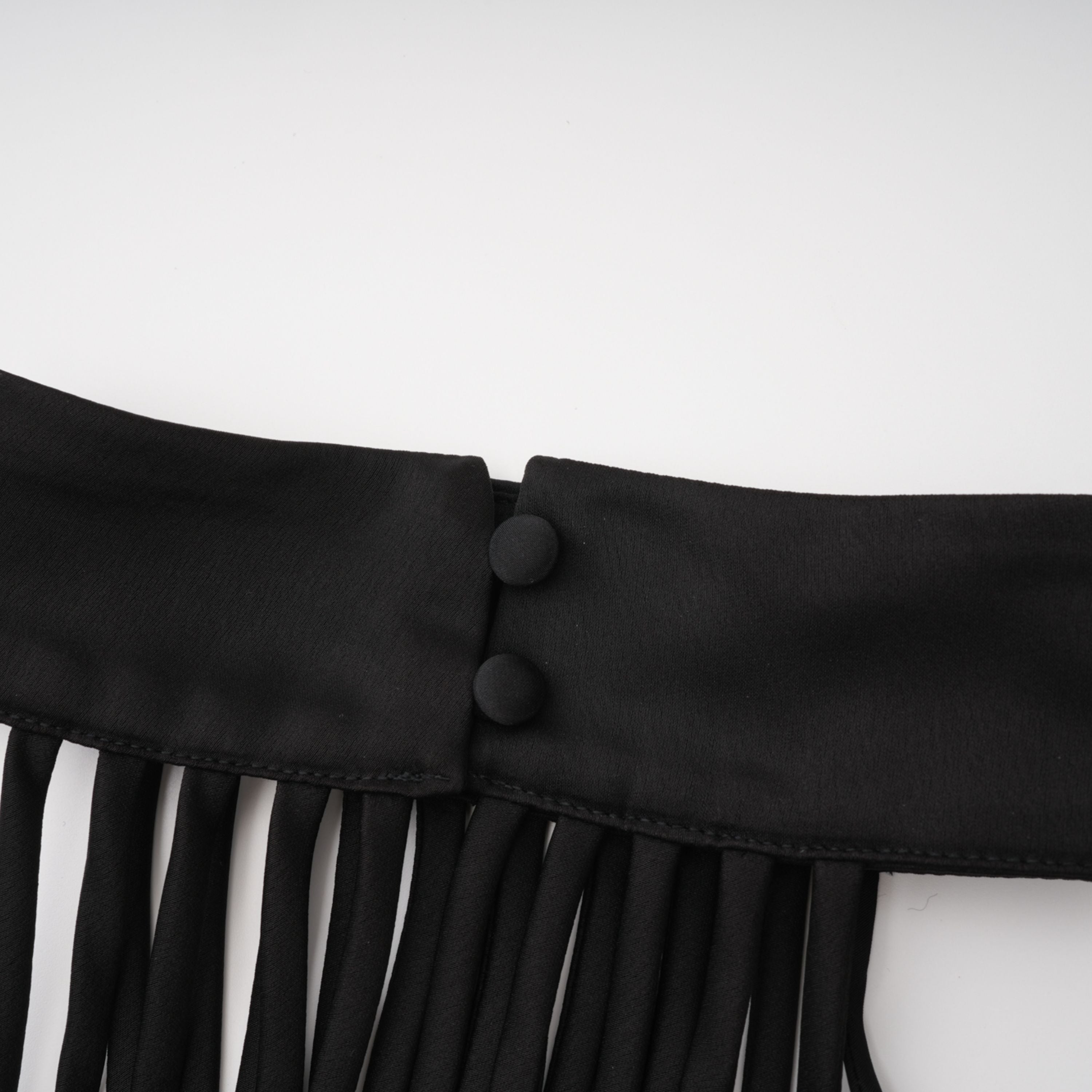 فستان قصير من Ivona Black بتصميم رباط عنق وشريط