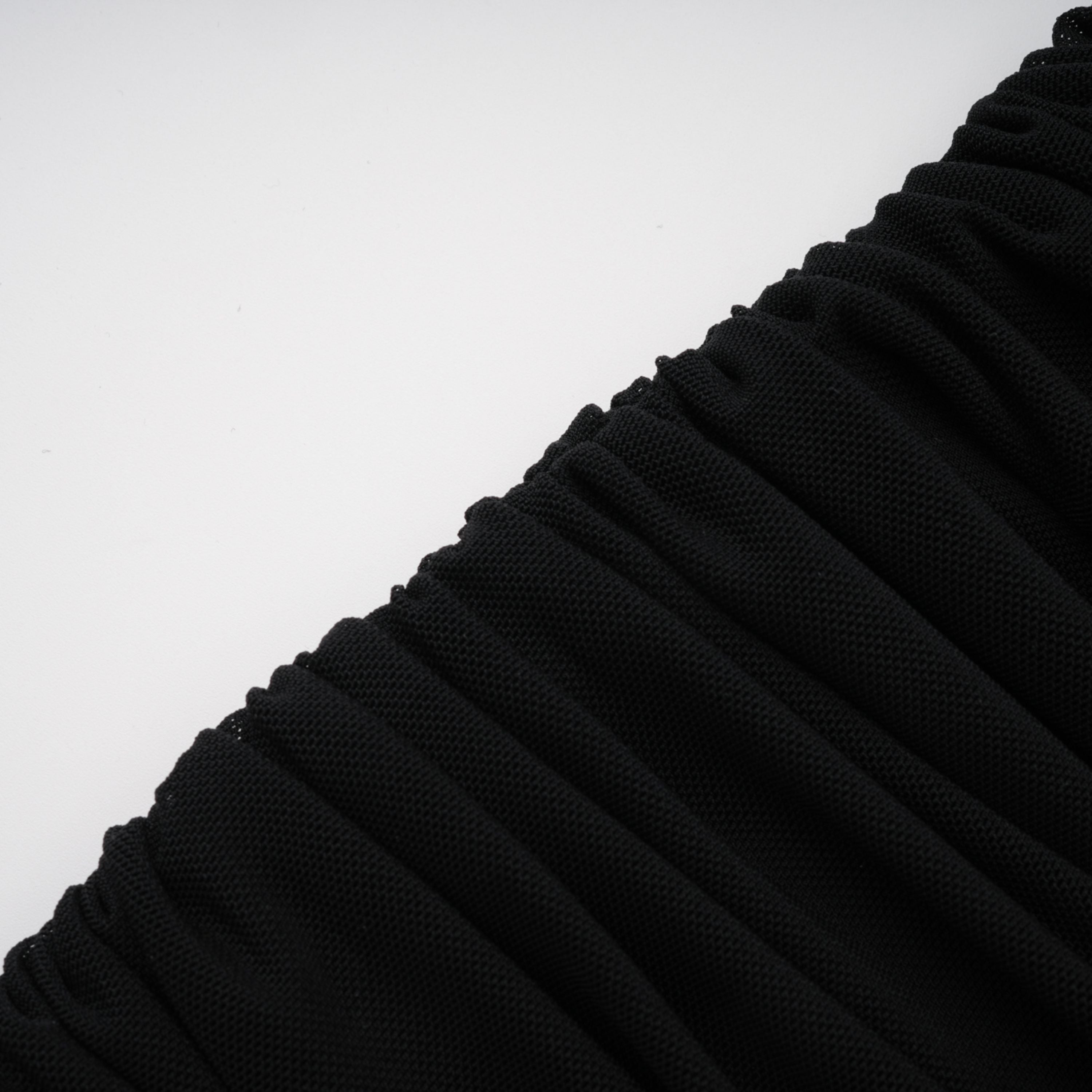 فستان قصير من Ivona Black بتصميم رباط عنق وشريط