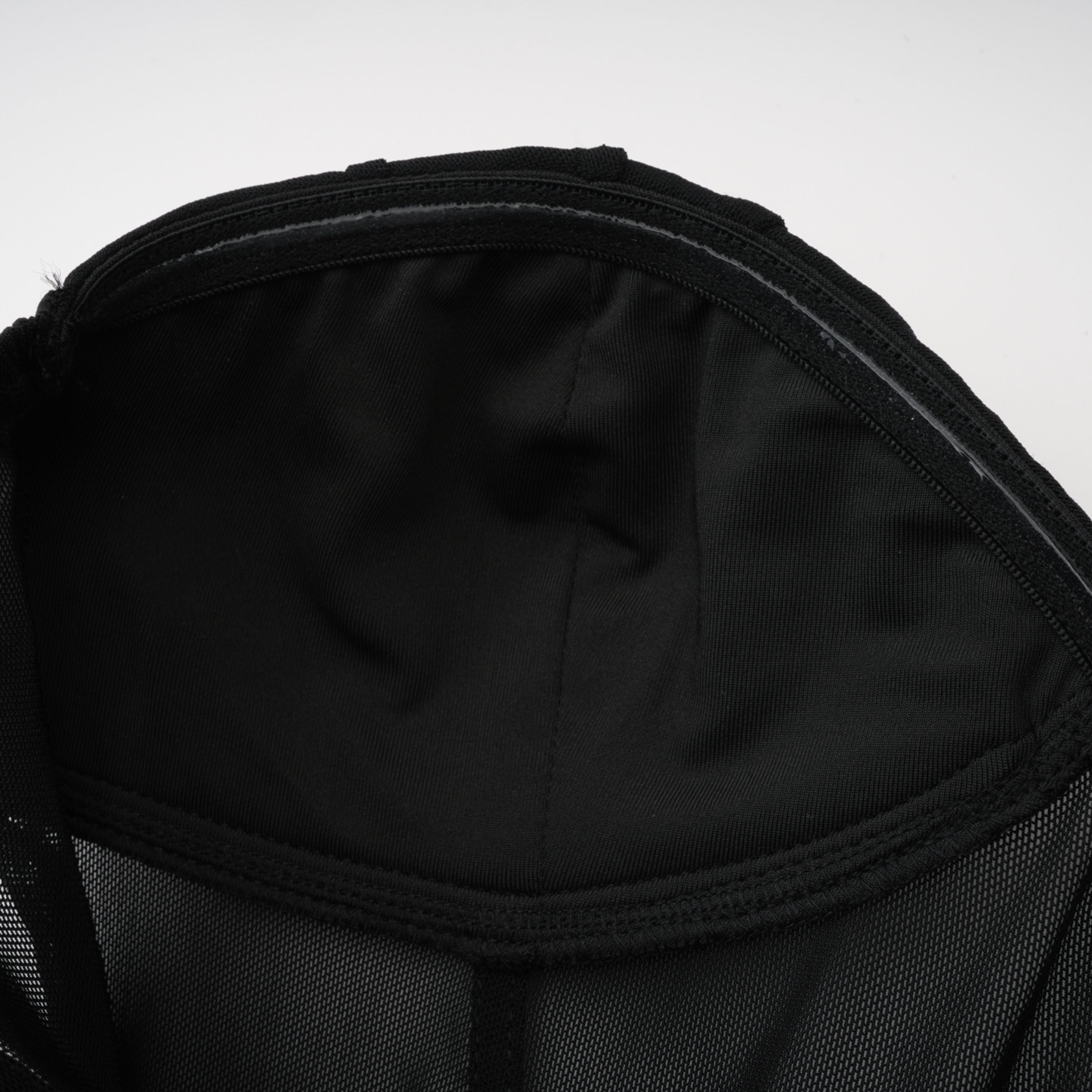 فستان قصير من Ivona Black بتصميم رباط عنق وشريط