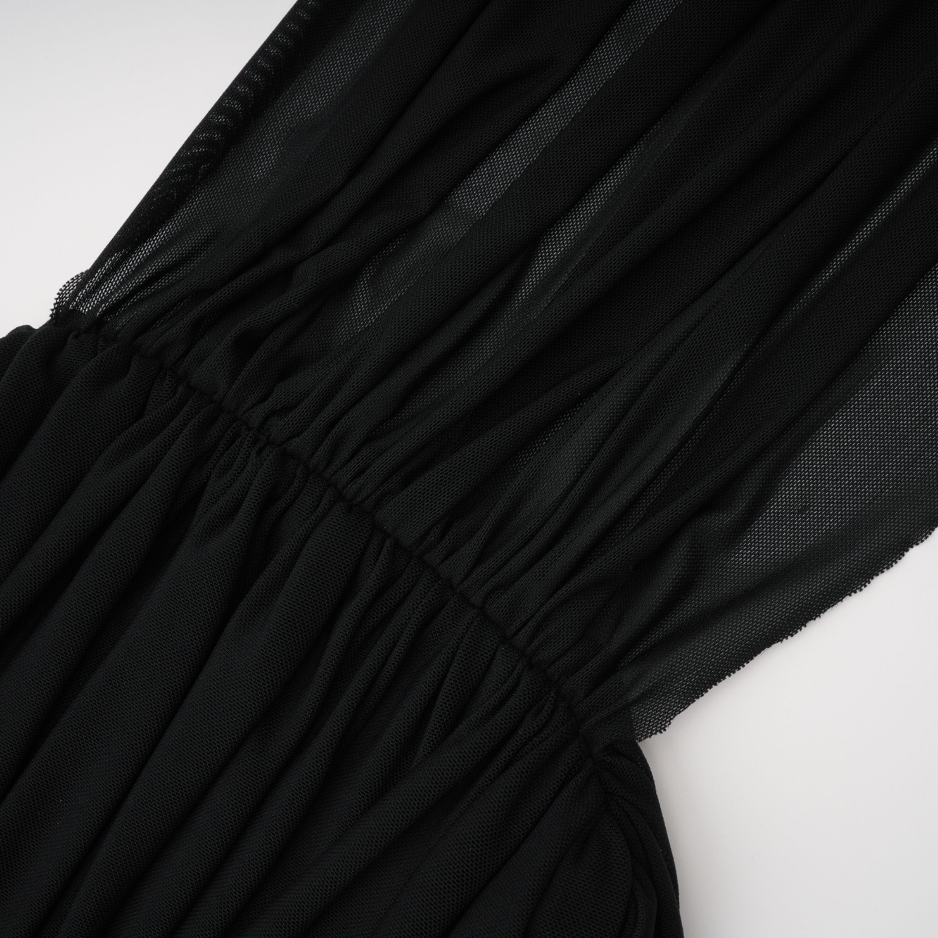 فستان قصير من Ivona Black بتصميم رباط عنق وشريط