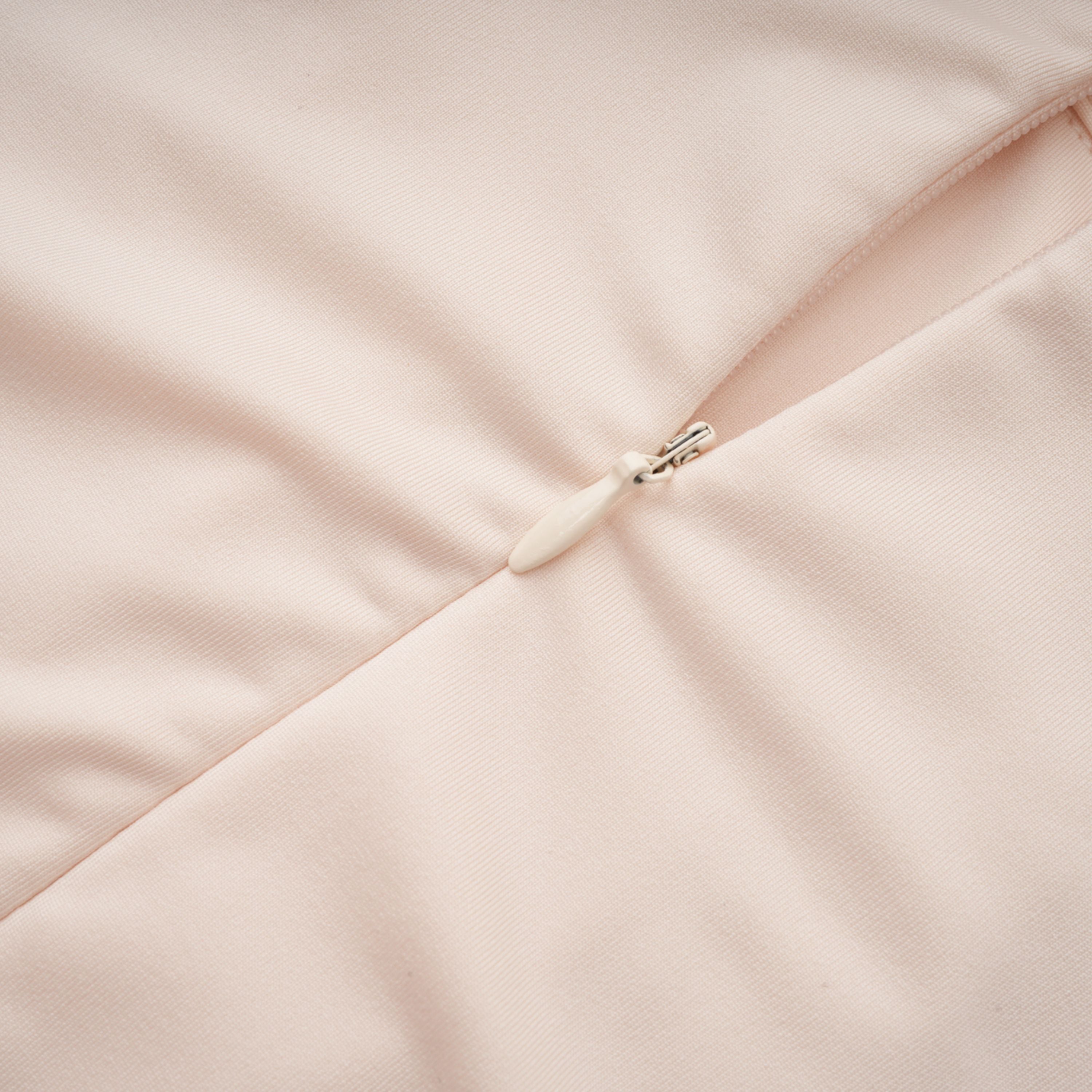 فستان طويل بزخارف مضفرة وتفاصيل جواكين نيوترال