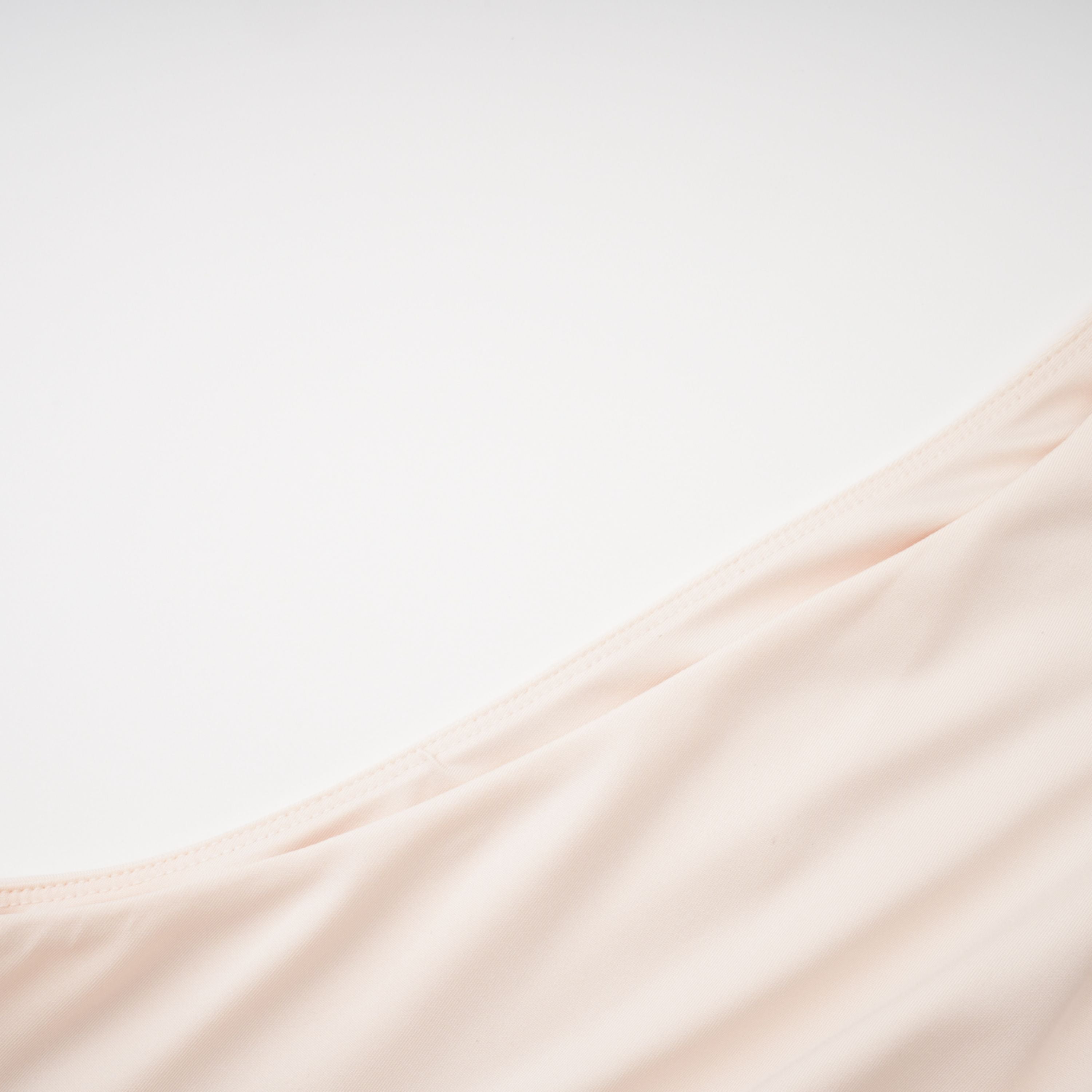 فستان طويل بزخارف مضفرة وتفاصيل جواكين نيوترال