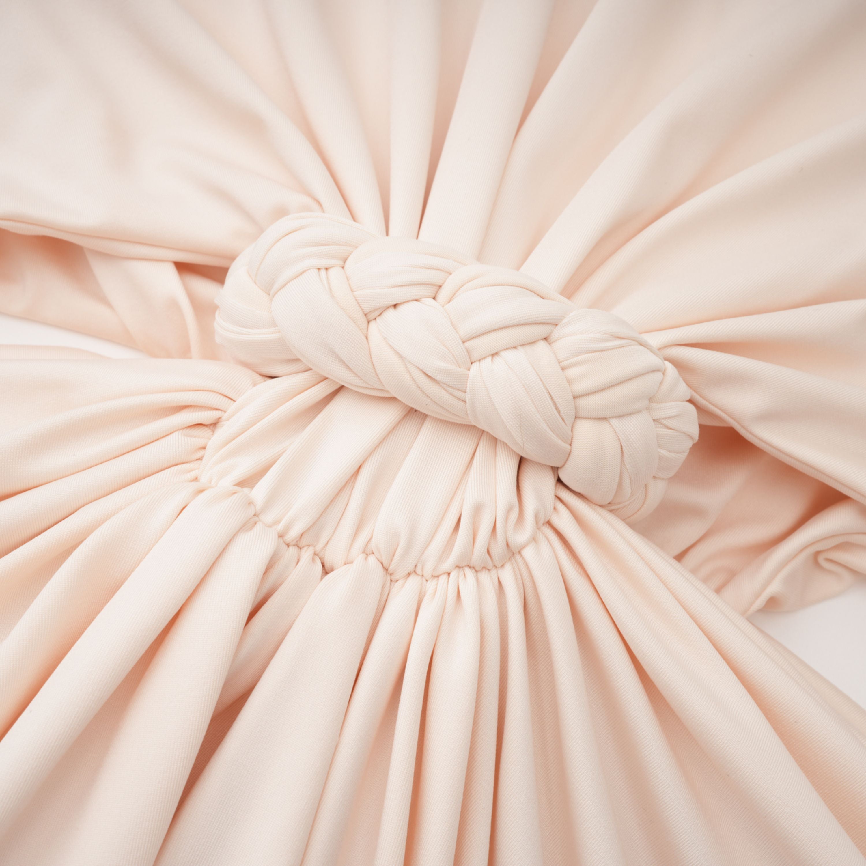 فستان طويل بزخارف مضفرة وتفاصيل جواكين نيوترال