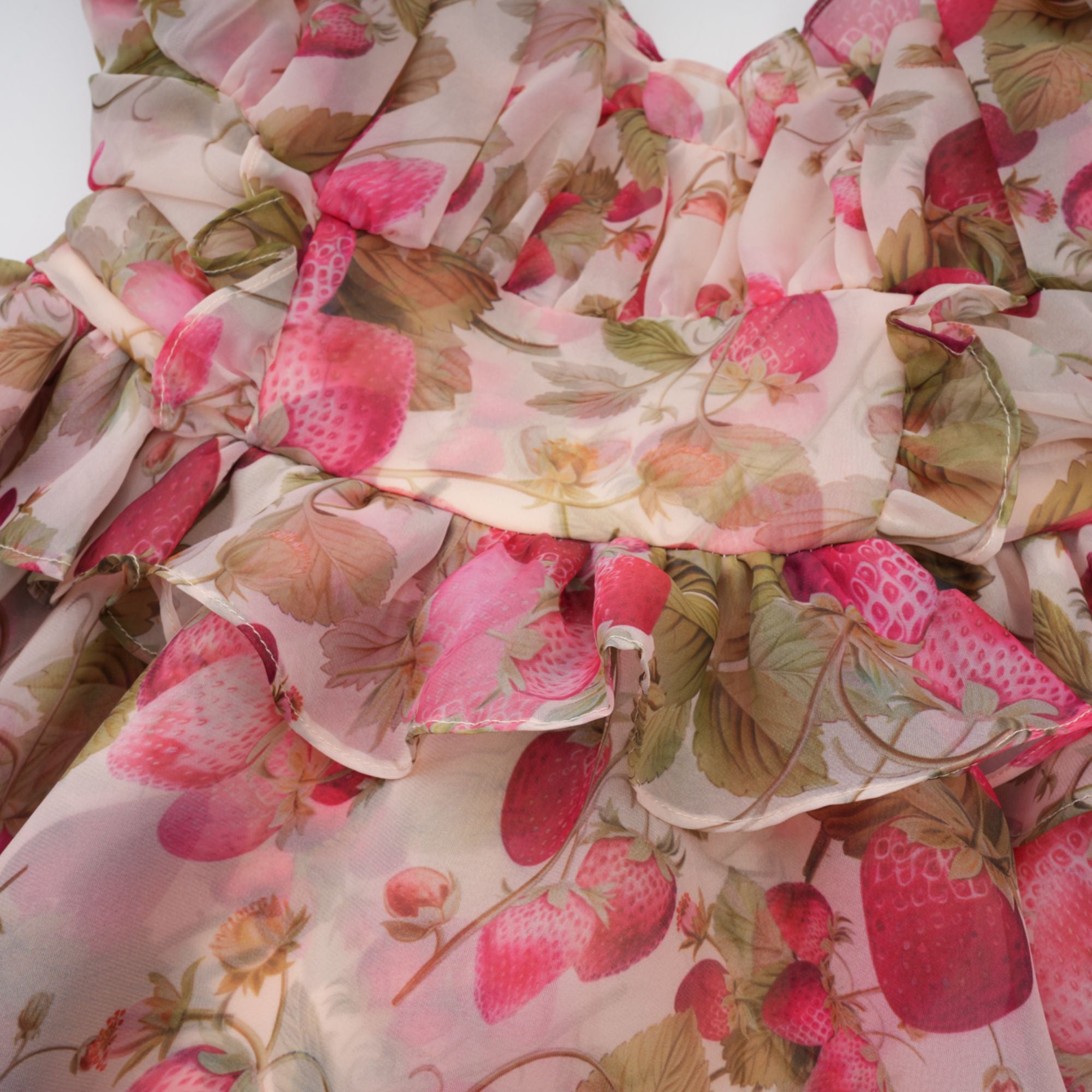 فستان أنجيلي قصير بطبعات الفراولة