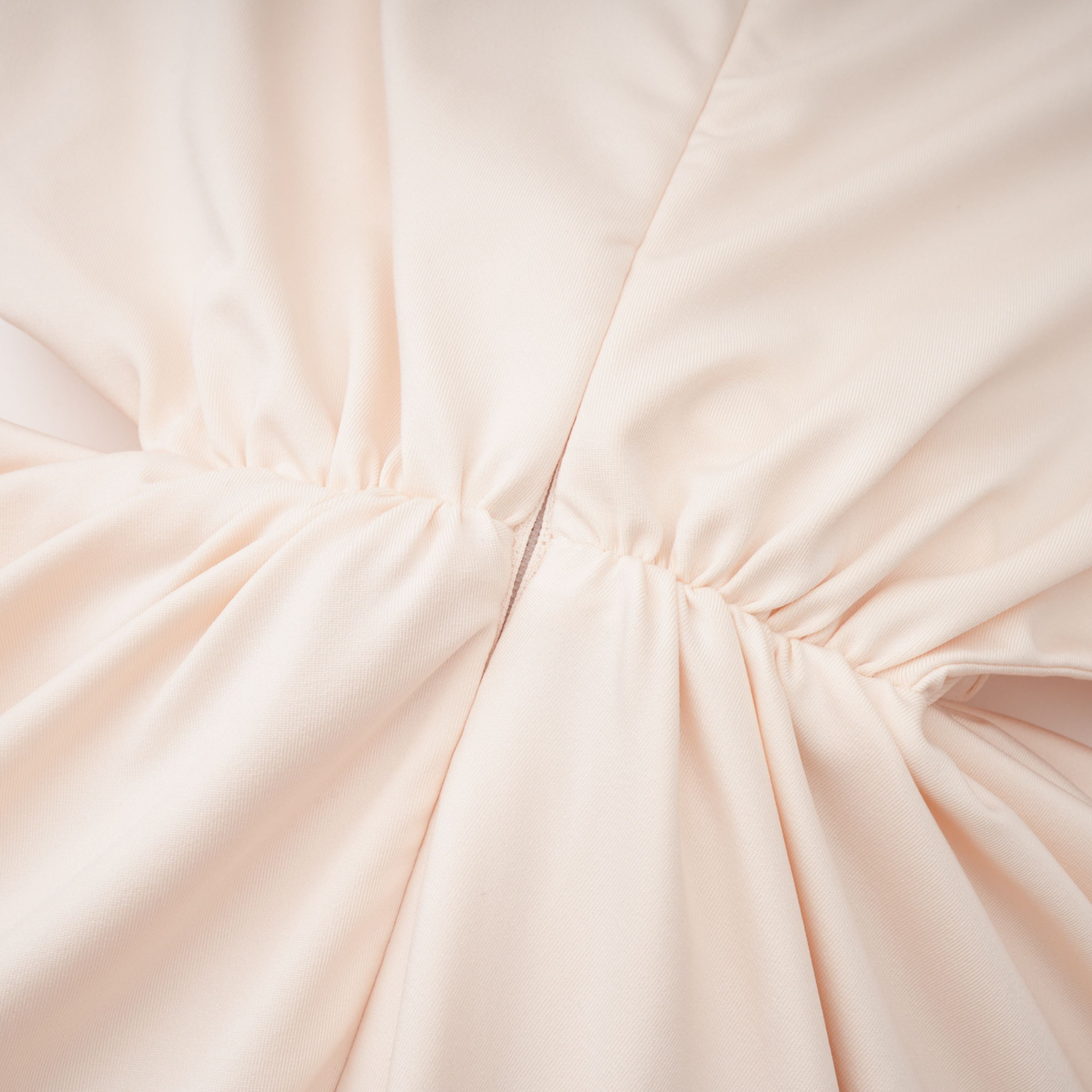 فستان طويل بزخارف مضفرة وتفاصيل جواكين نيوترال