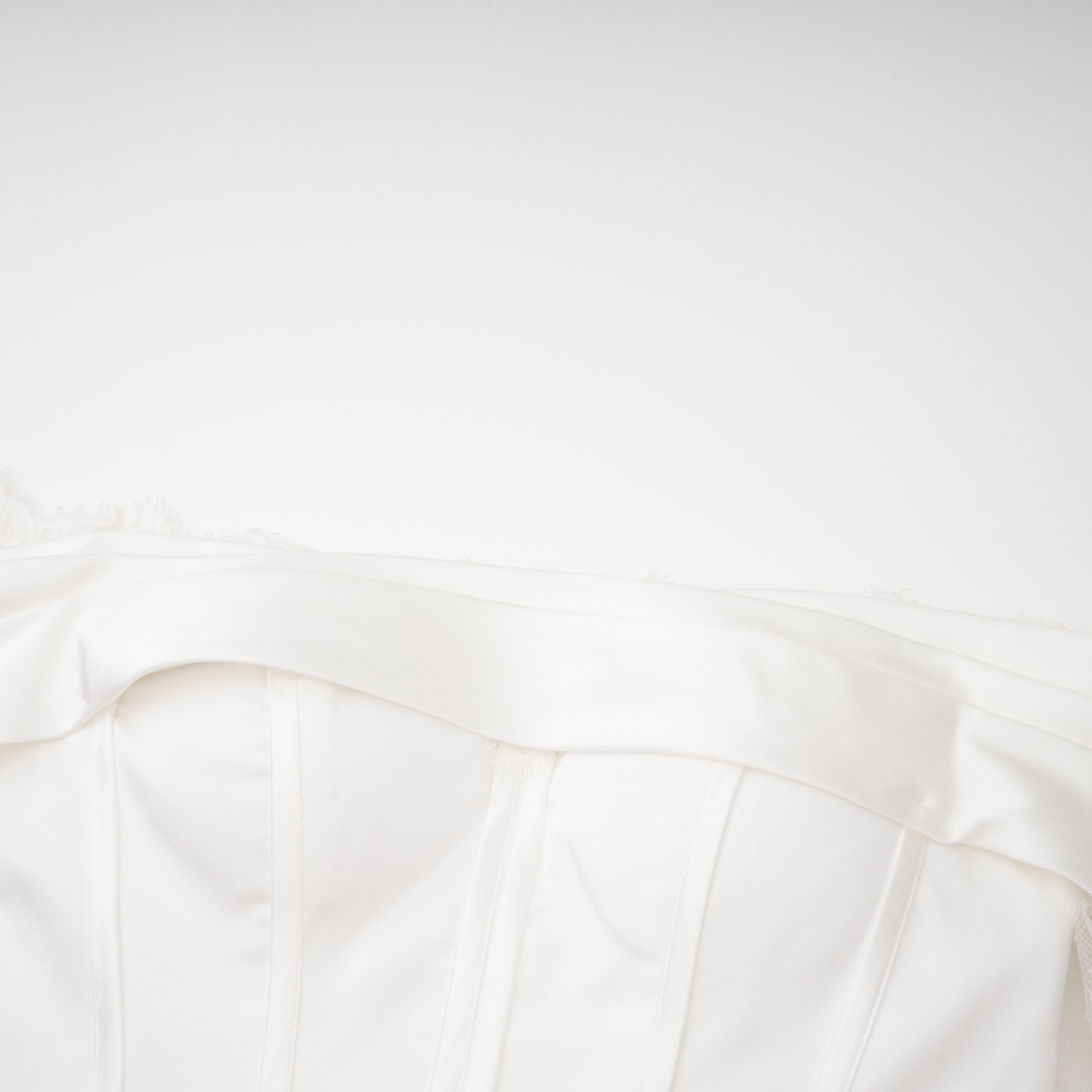 فستان طويل بأكتاف مكشوفة من الدانتيل من فيكتور وايت