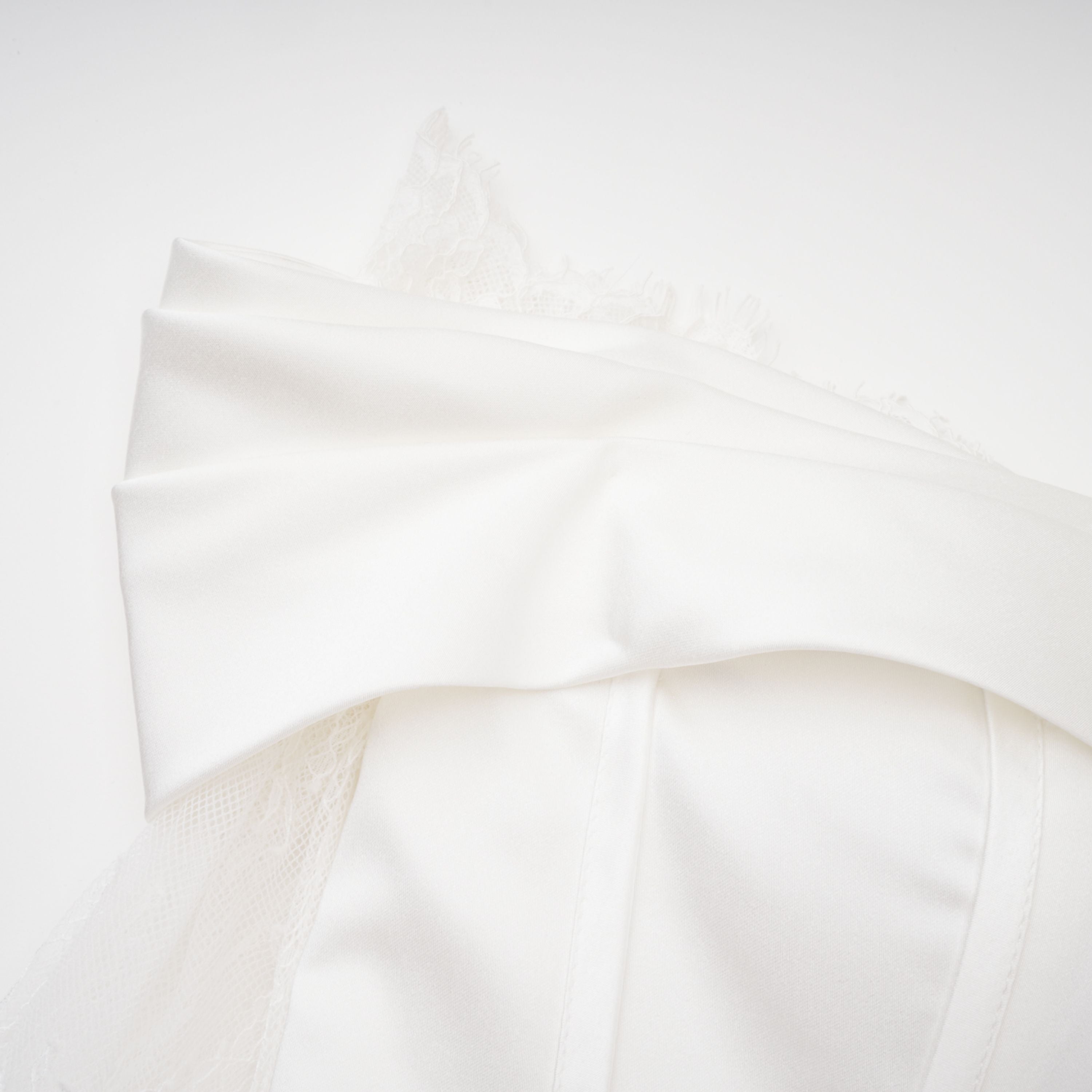 فستان طويل بأكتاف مكشوفة من الدانتيل من فيكتور وايت