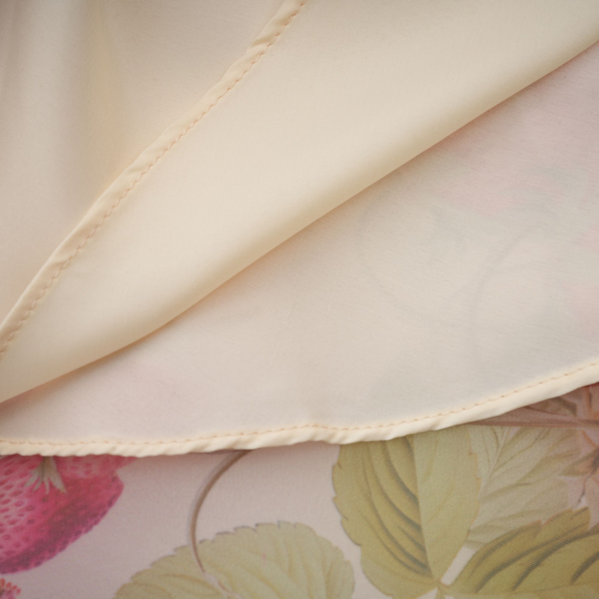 فستان أنجيلي قصير بطبعات الفراولة