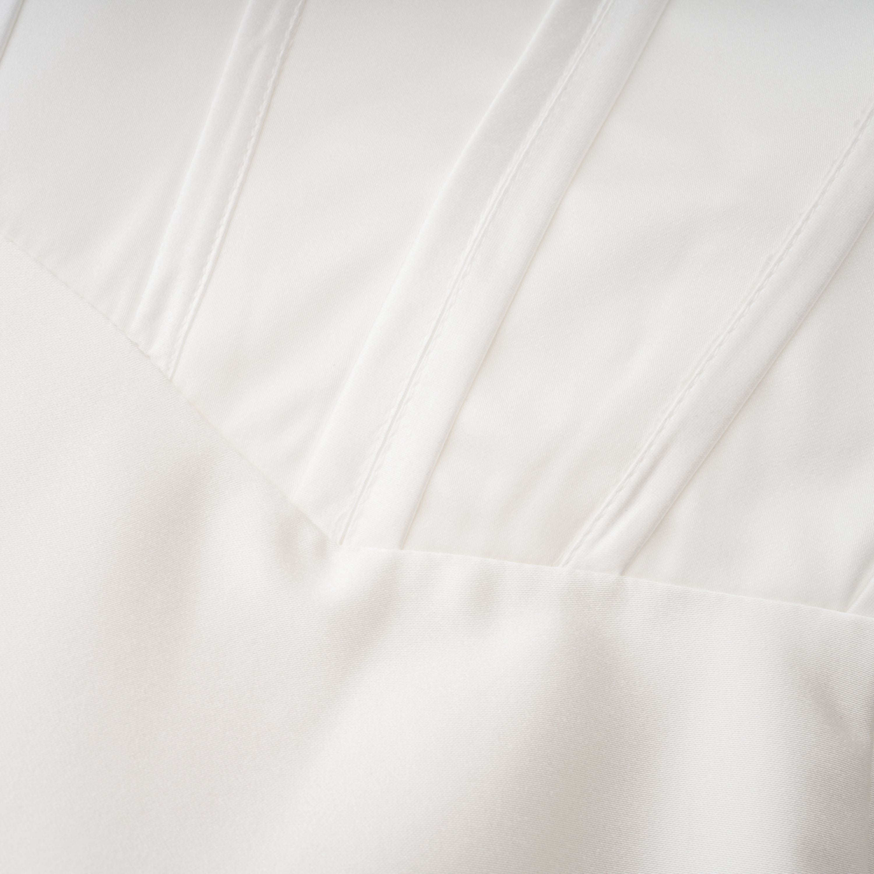 فستان طويل بأكتاف مكشوفة من الدانتيل من فيكتور وايت