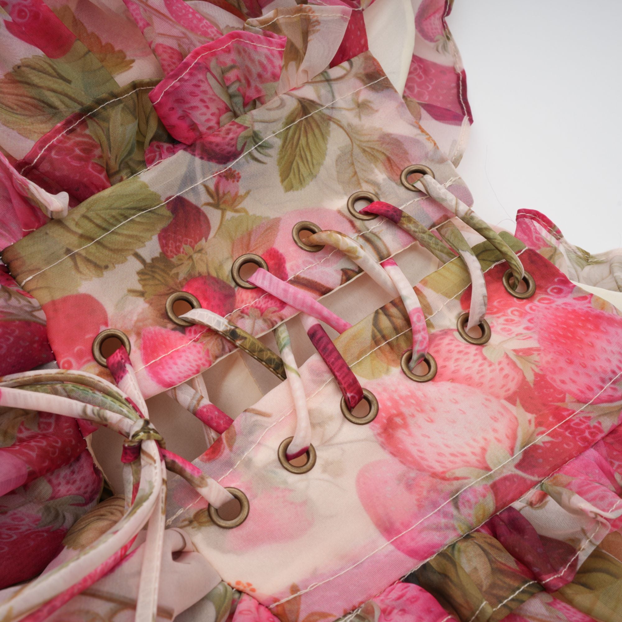 فستان أنجيلي قصير بطبعات الفراولة