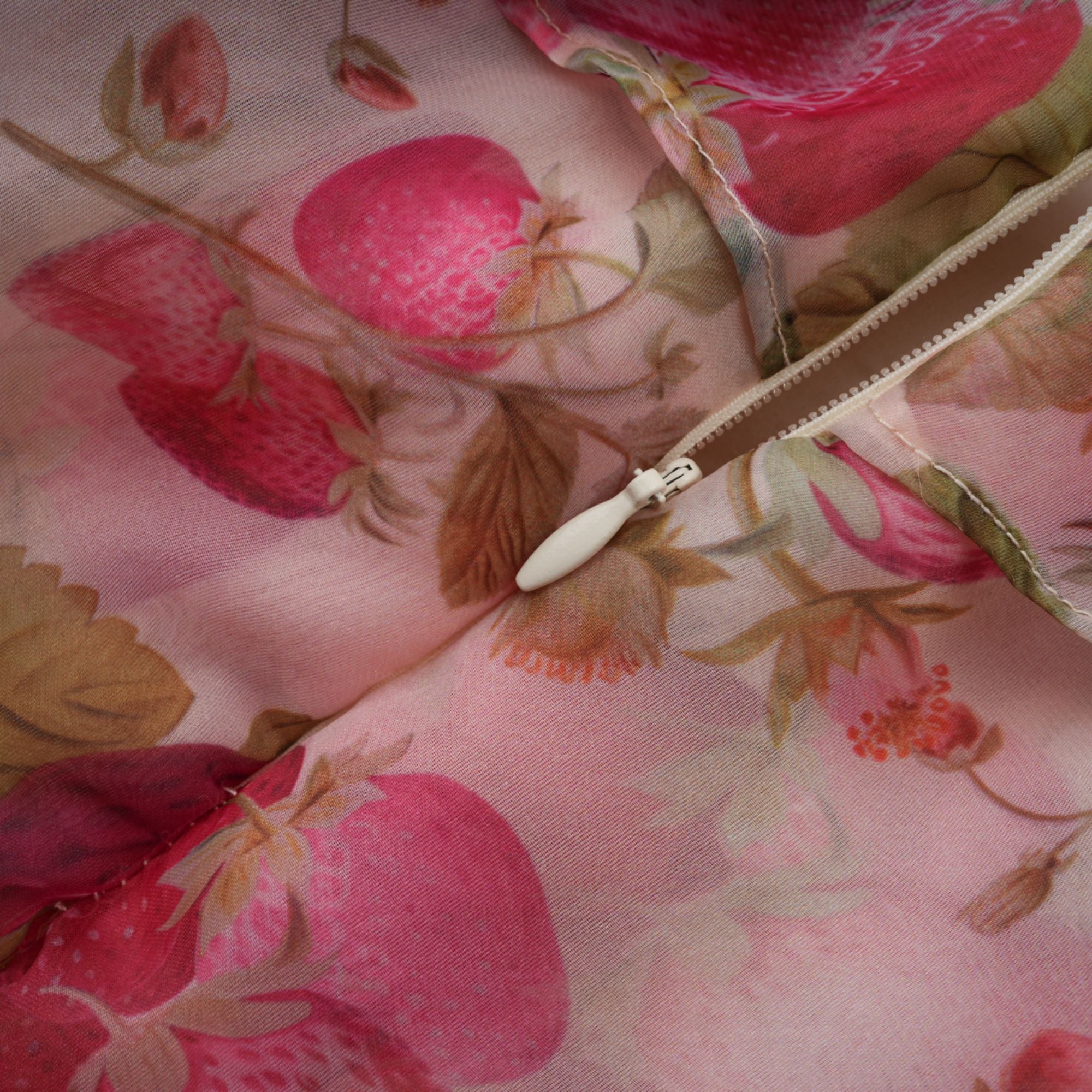 فستان أنجيلي قصير بطبعات الفراولة