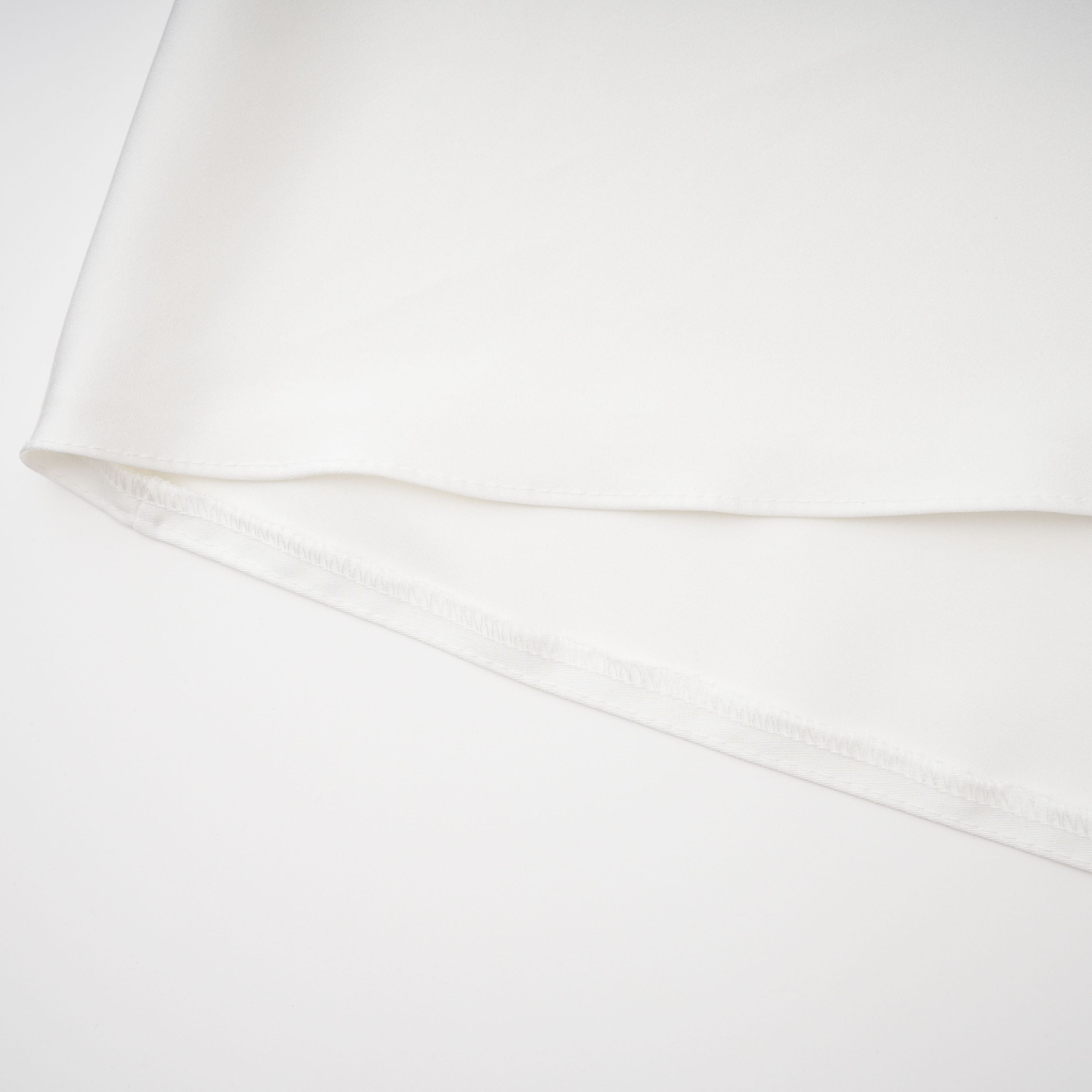 فستان طويل بأكتاف مكشوفة من الدانتيل من فيكتور وايت