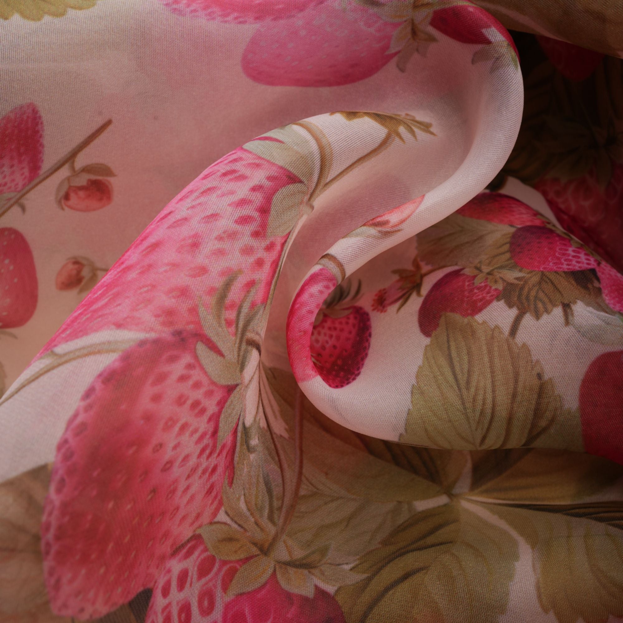 فستان أنجيلي قصير بطبعات الفراولة