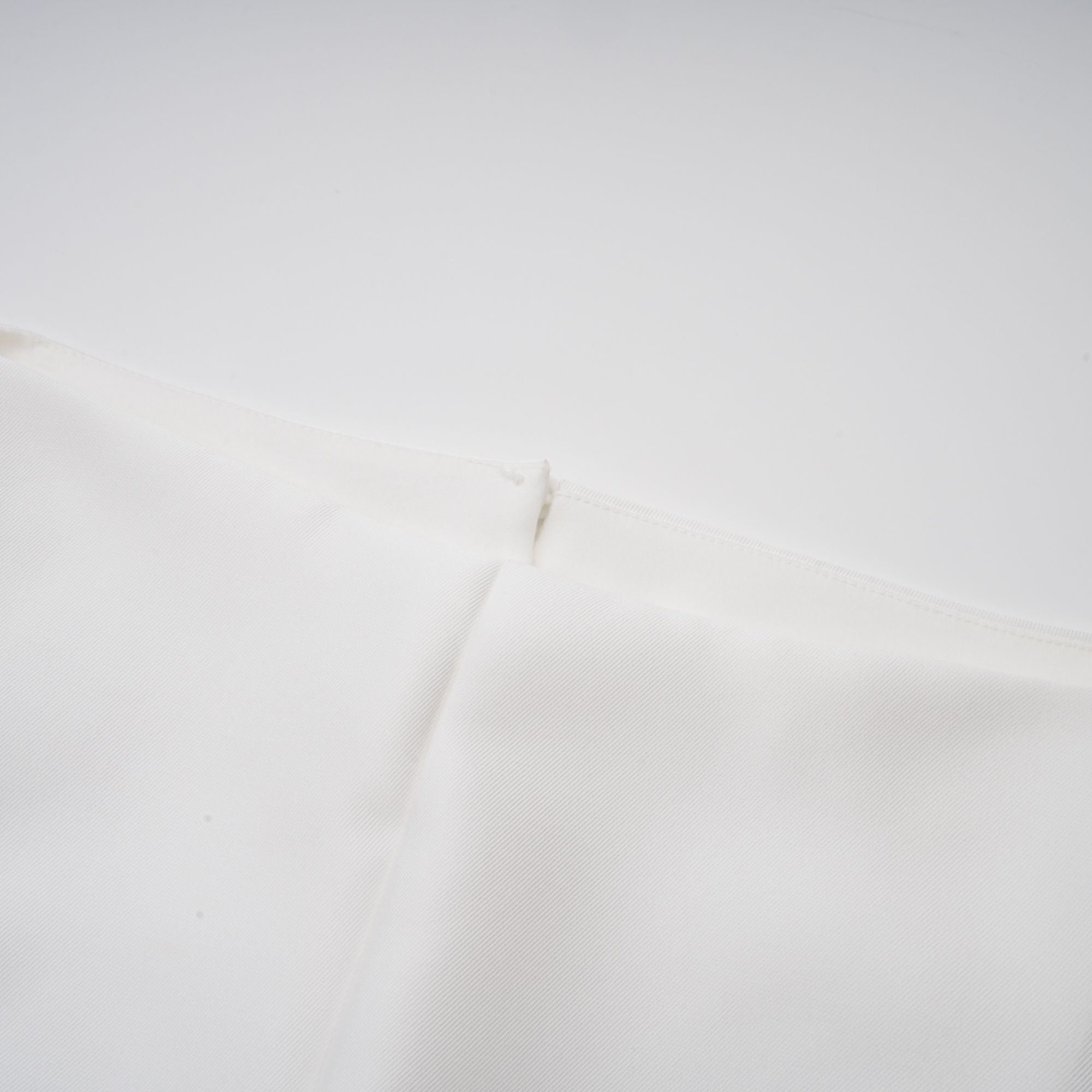 فستان أماندين متوسط الطول بأكمام قصيرة وفتحة ظهر مفتوحة باللون الأبيض