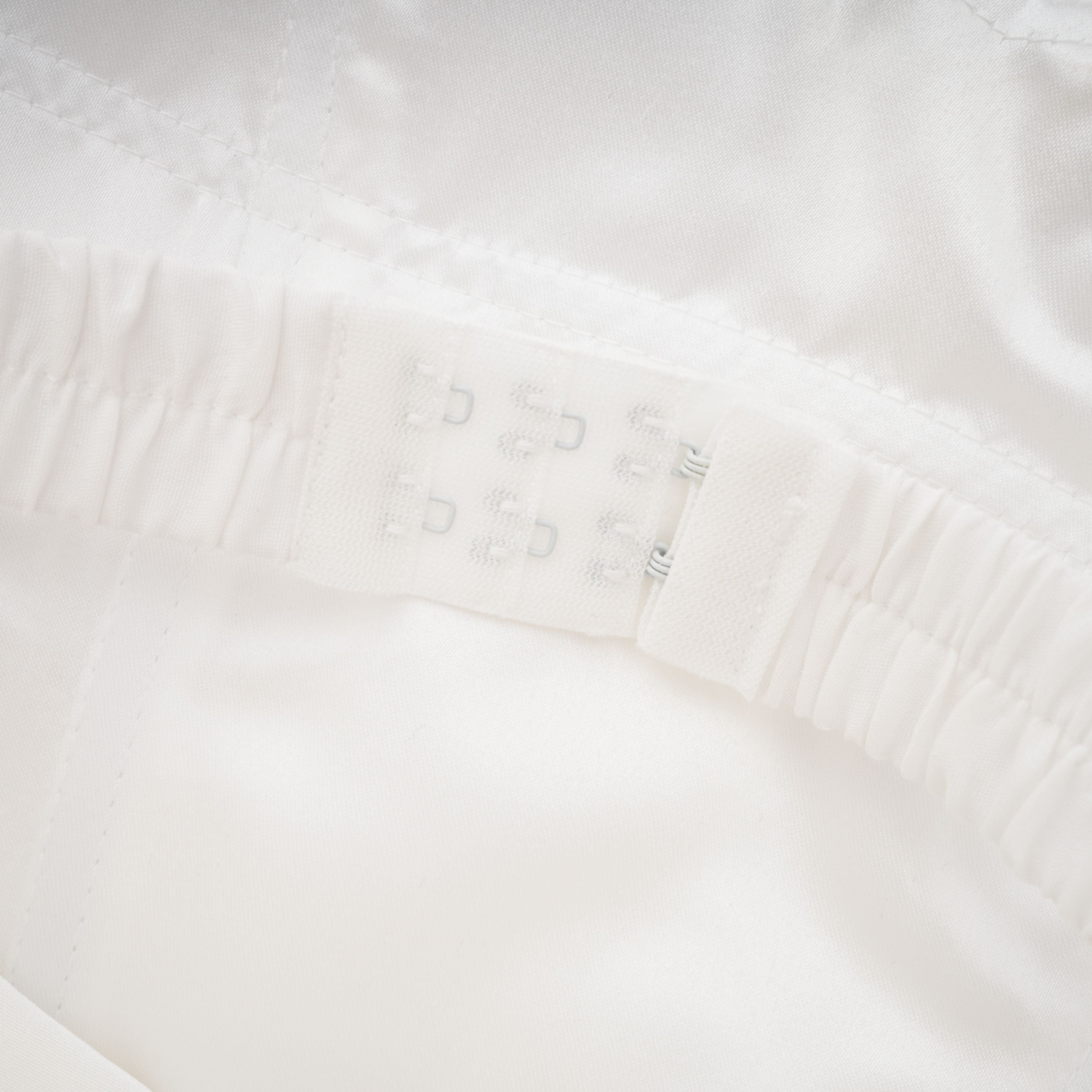 فستان طويل بأكتاف مكشوفة من الدانتيل من فيكتور وايت