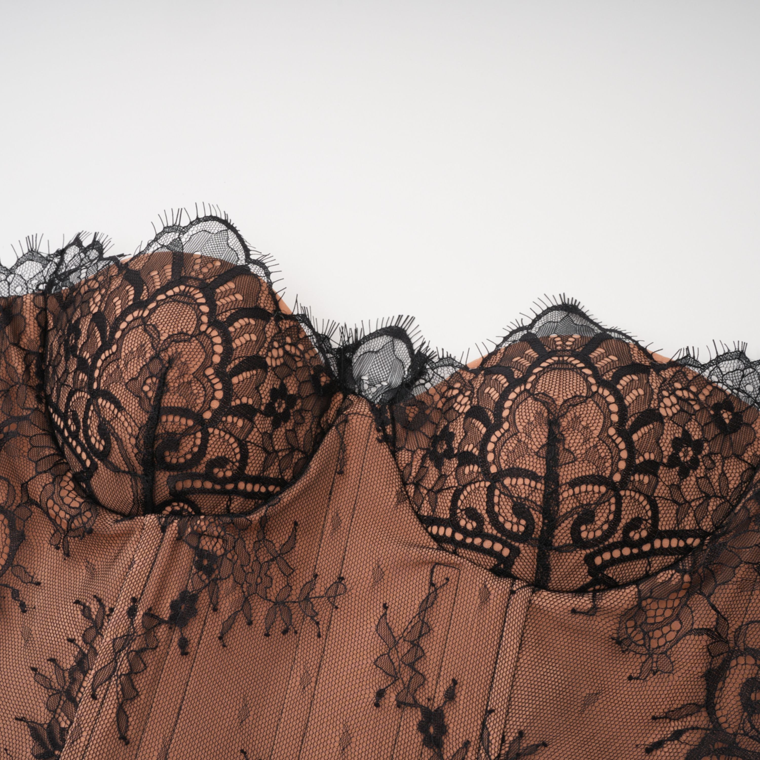 Schwarzes Maxikleid aus Satin mit Spitzenbesatz