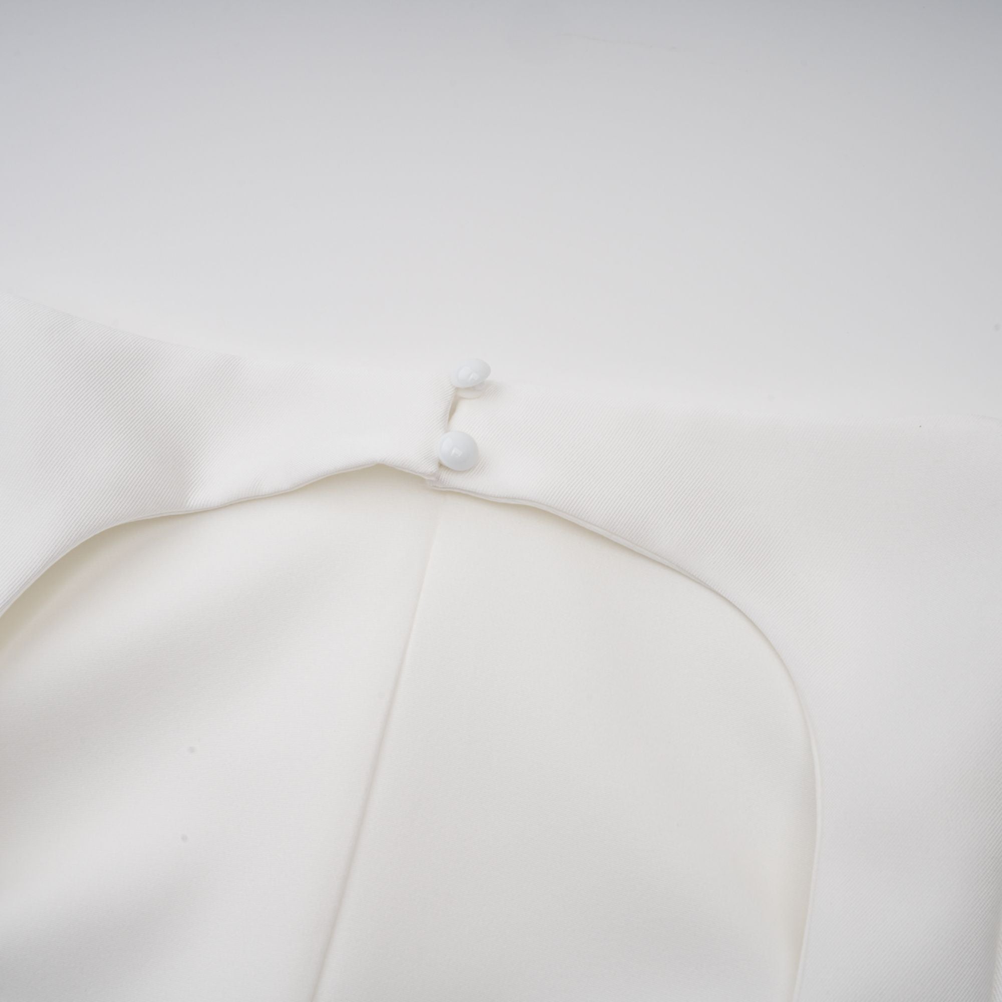 فستان أماندين متوسط الطول بأكمام قصيرة وفتحة ظهر مفتوحة باللون الأبيض