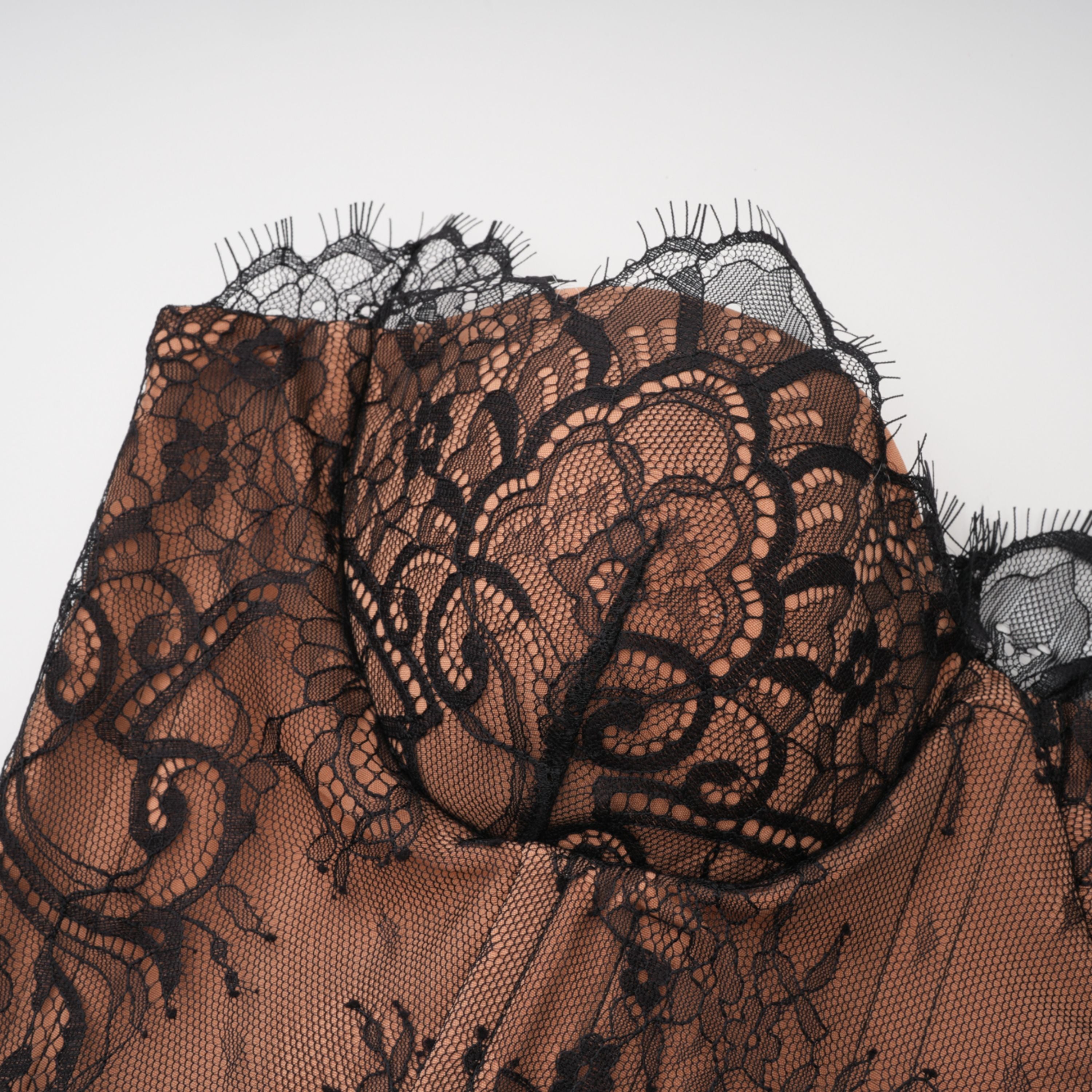 Schwarzes Maxikleid aus Satin mit Spitzenbesatz