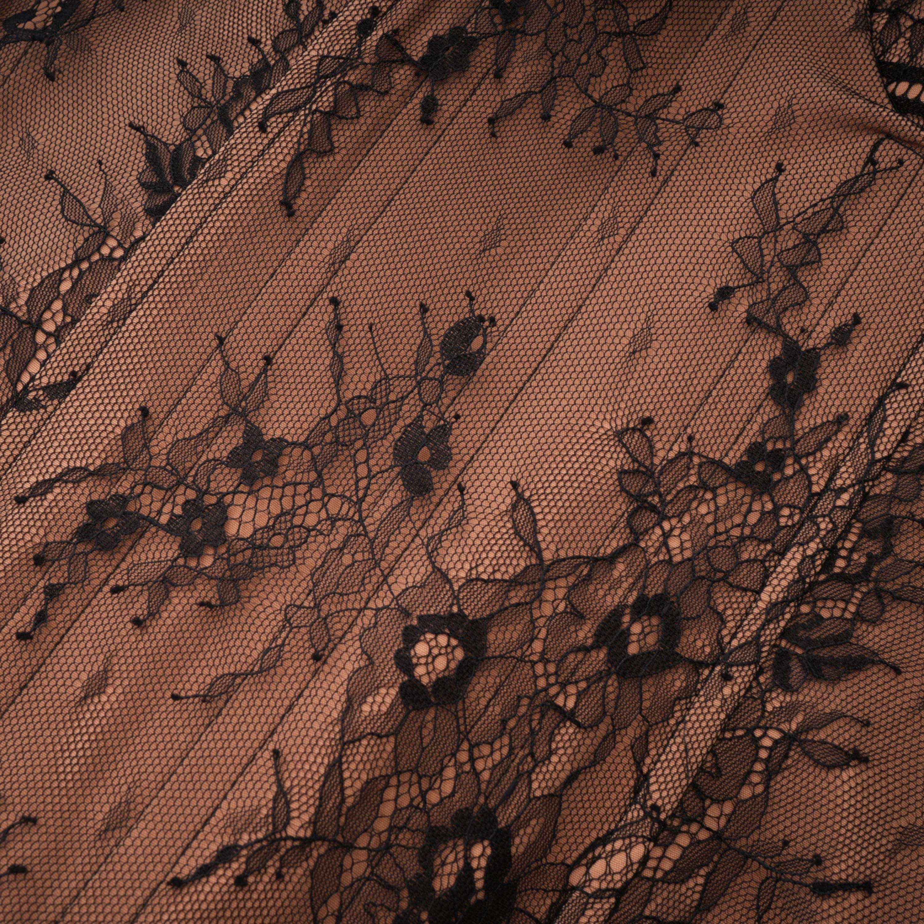 Schwarzes Maxikleid aus Satin mit Spitzenbesatz