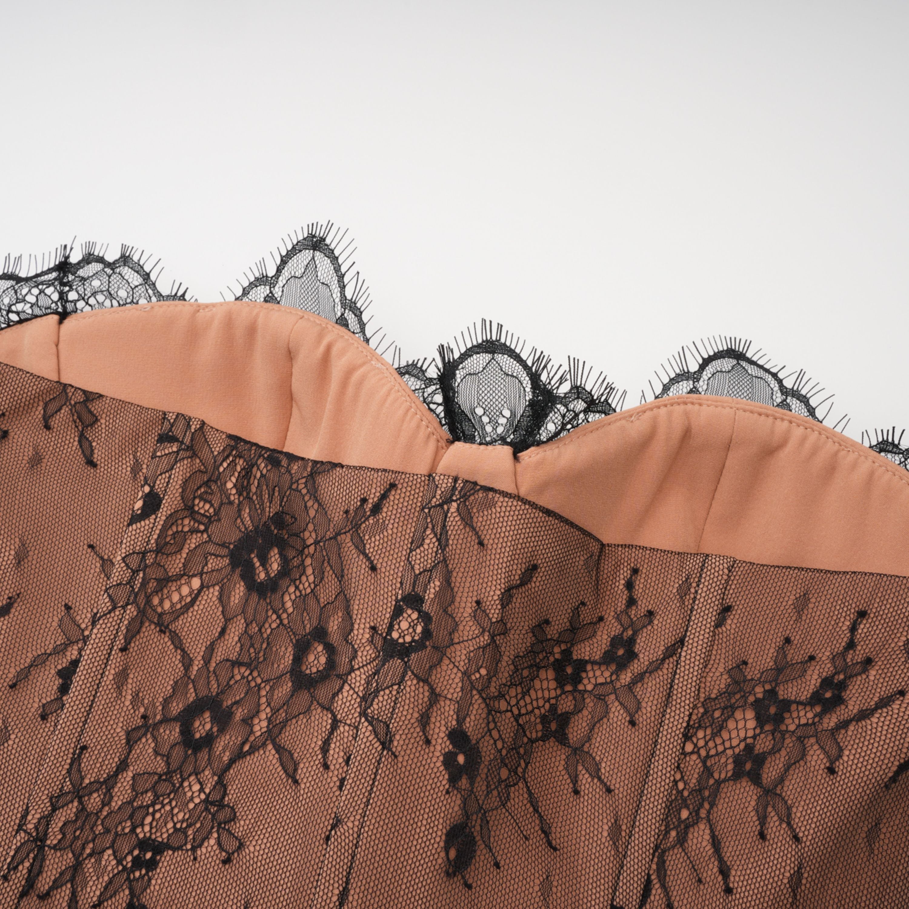 Schwarzes Maxikleid aus Satin mit Spitzenbesatz