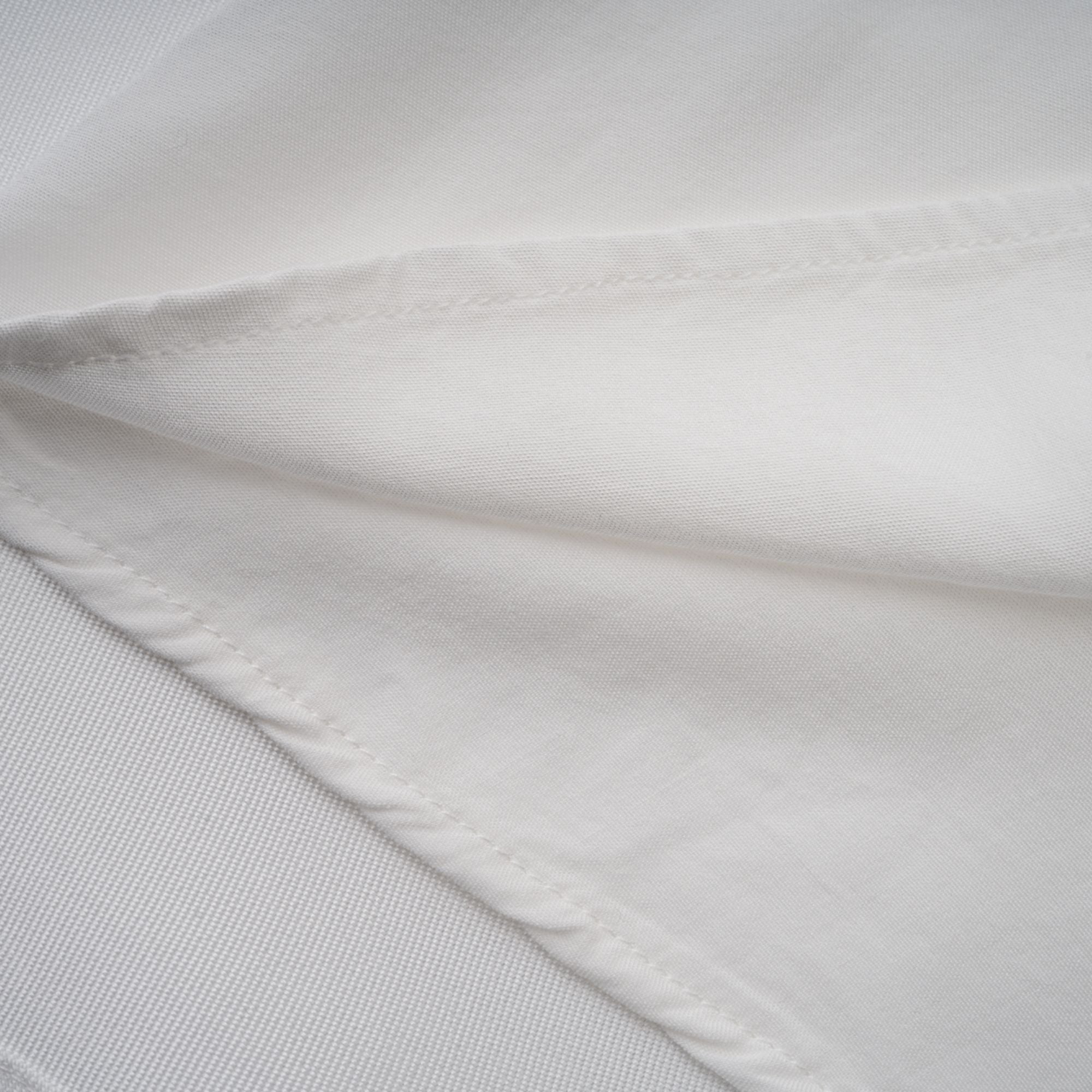 فستان أماندين متوسط الطول بأكمام قصيرة وفتحة ظهر مفتوحة باللون الأبيض