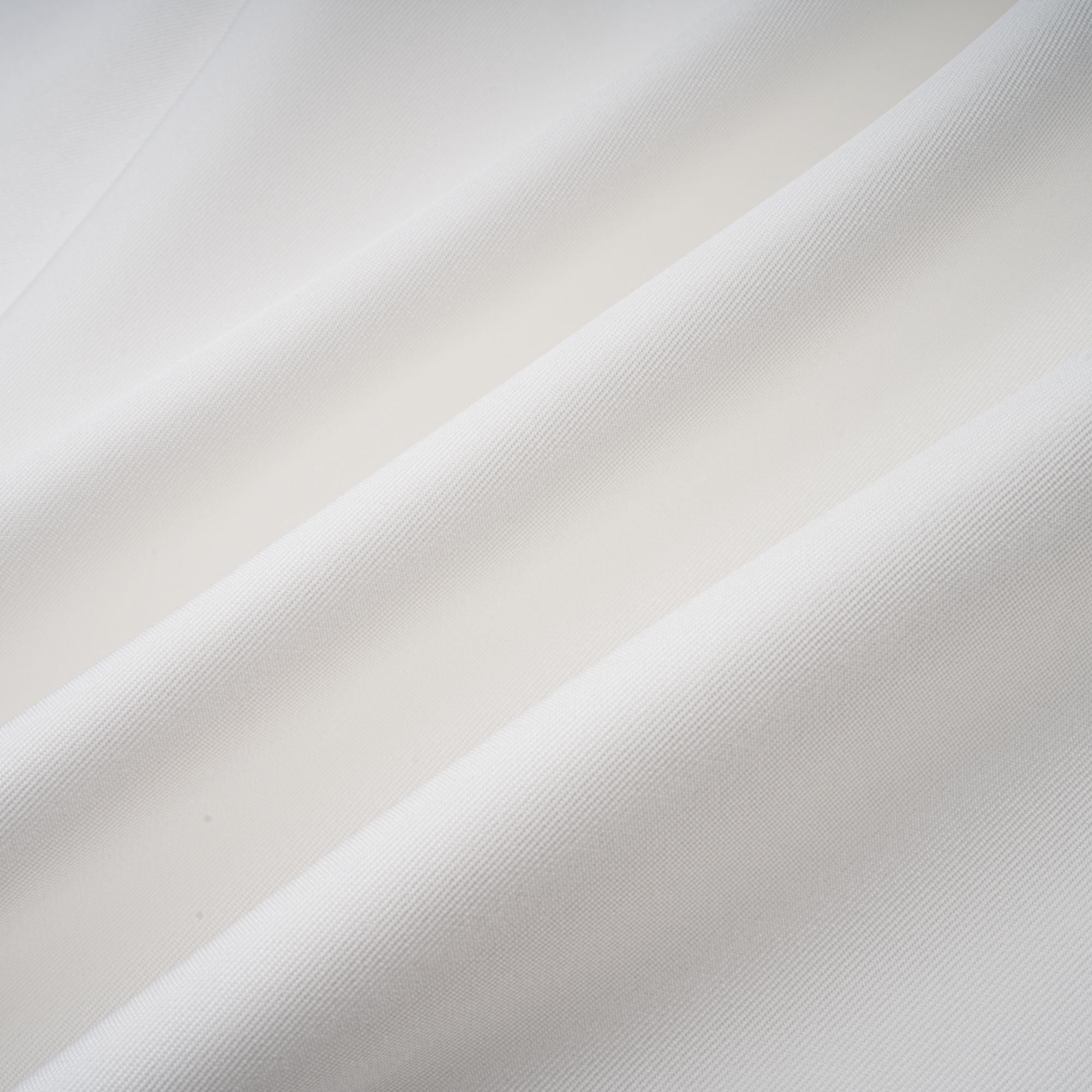 فستان أماندين متوسط الطول بأكمام قصيرة وفتحة ظهر مفتوحة باللون الأبيض