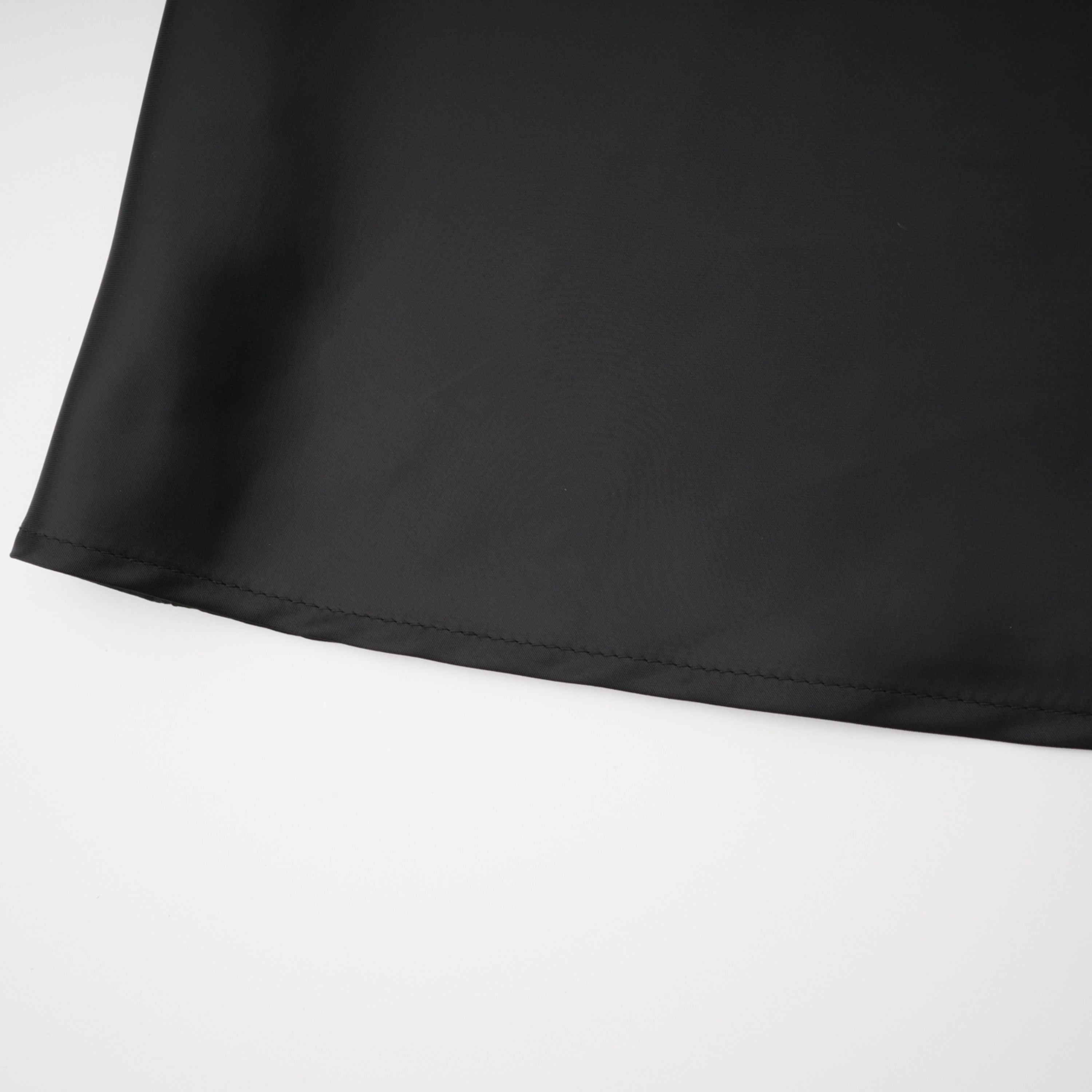 Schwarzes Maxikleid aus Satin mit Spitzenbesatz