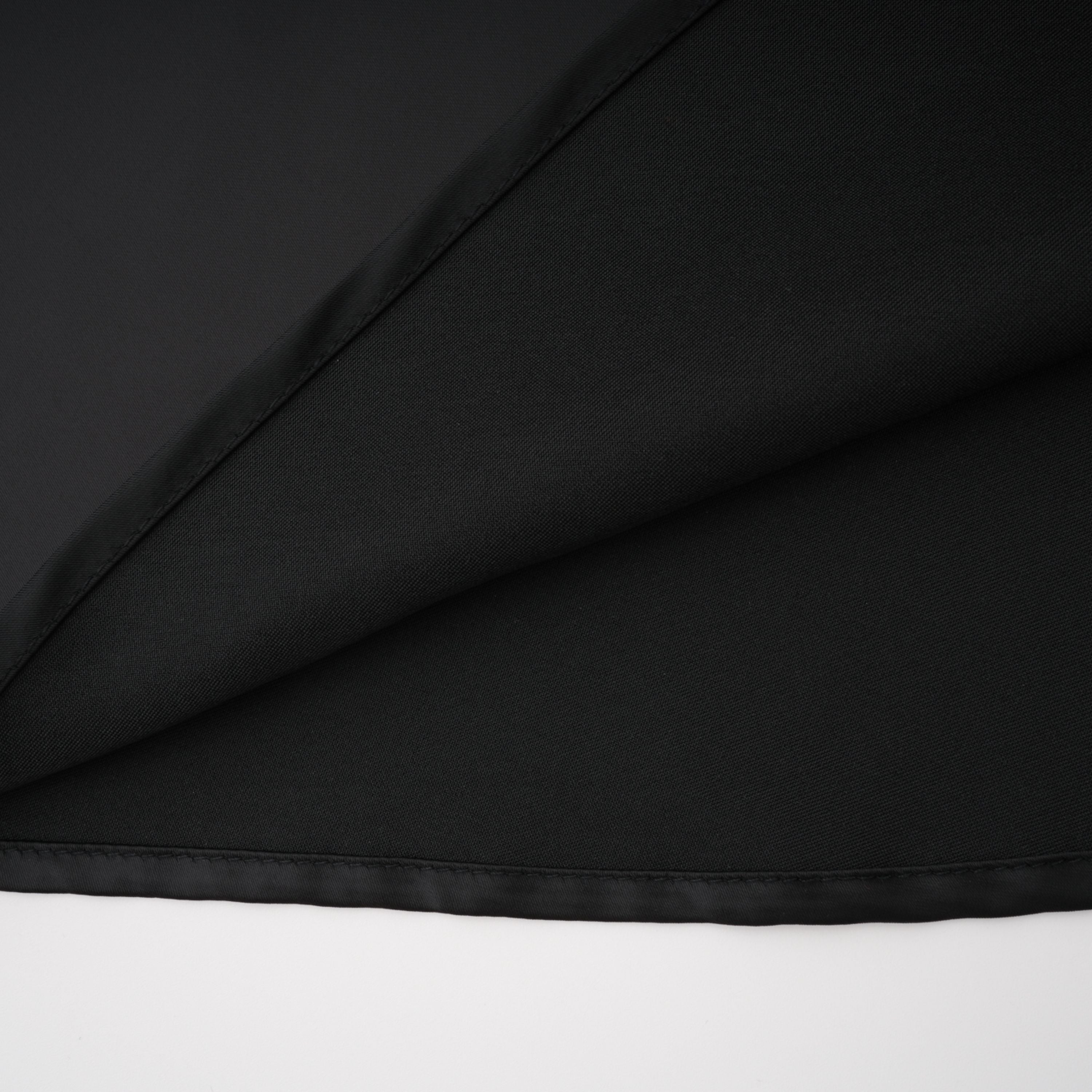 Schwarzes Maxikleid aus Satin mit Spitzenbesatz