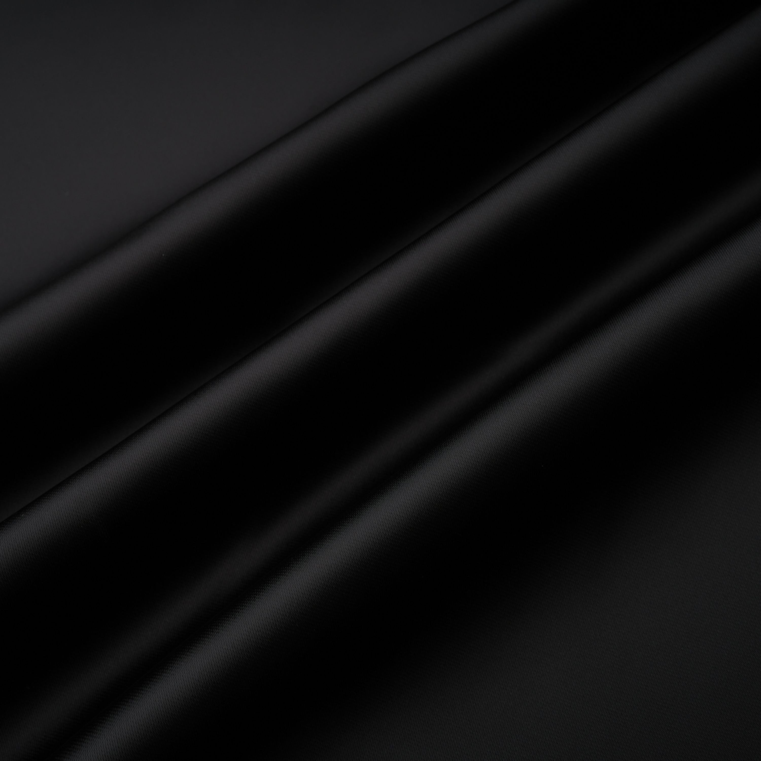 Schwarzes Maxikleid aus Satin mit Spitzenbesatz