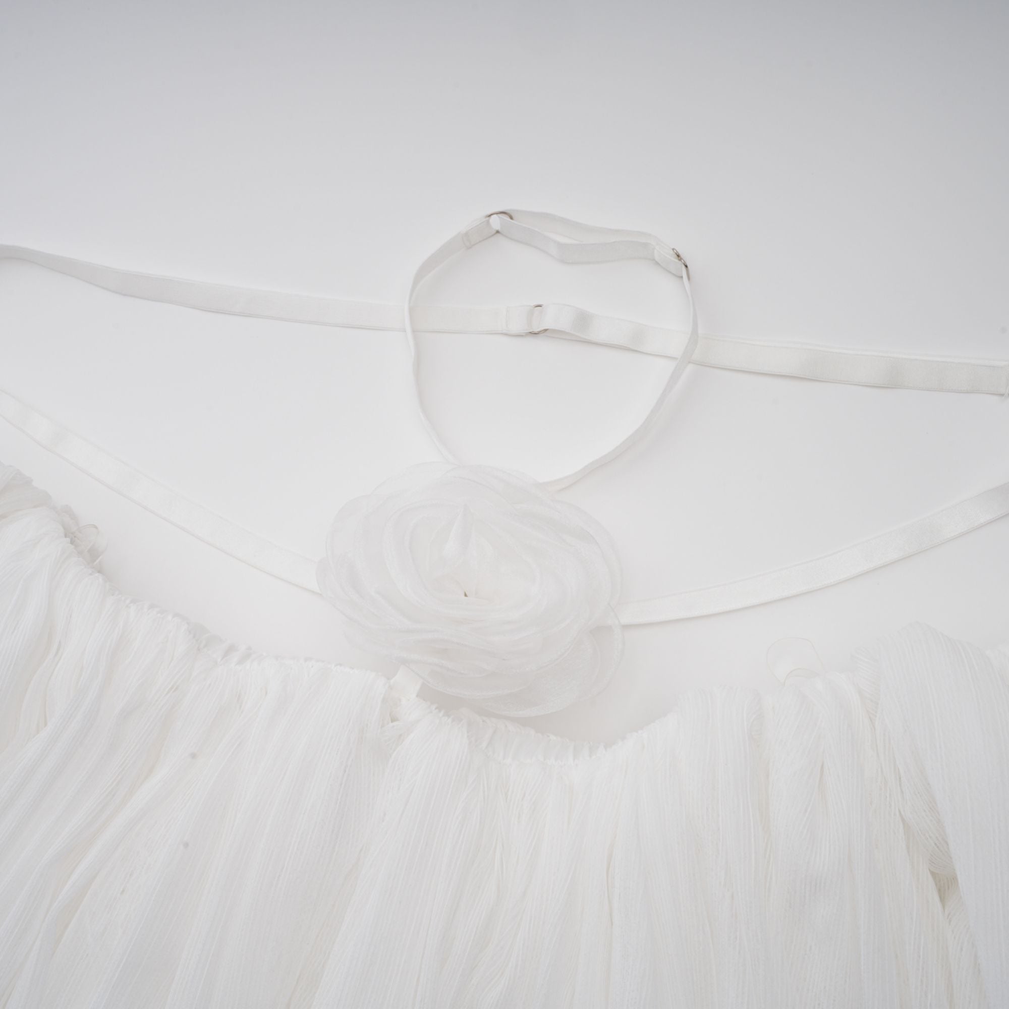 فستان هورتنس الأبيض القصير من التول المطوي المزين بالزهور