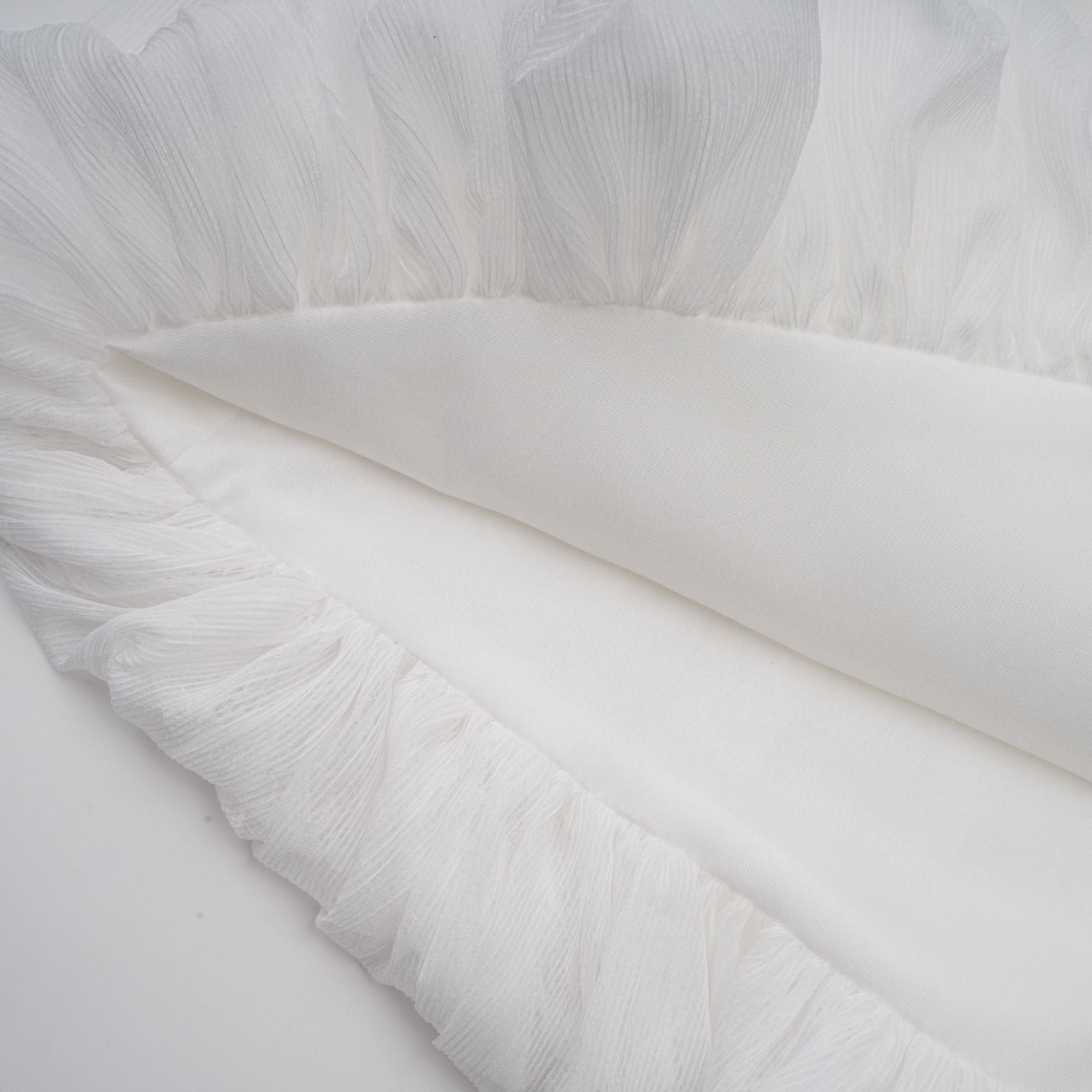 فستان هورتنس الأبيض القصير من التول المطوي المزين بالزهور