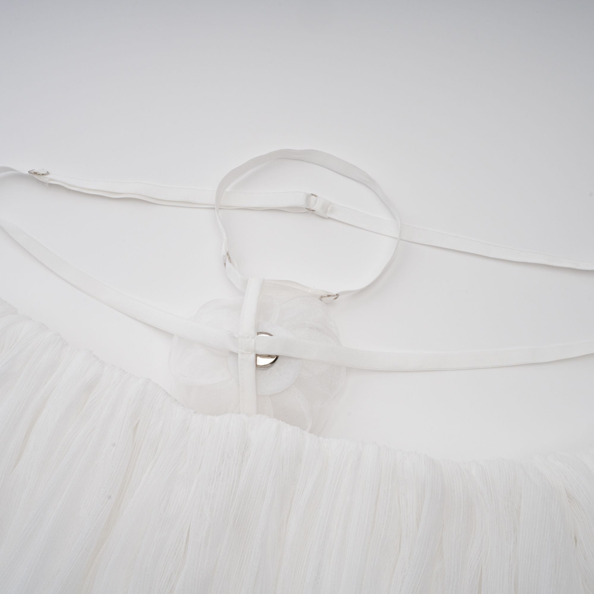 فستان هورتنس الأبيض القصير من التول المطوي المزين بالزهور