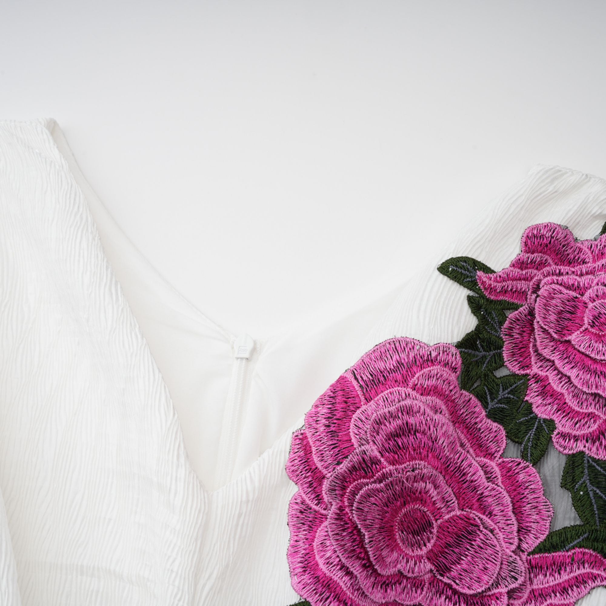 Pétale Weißes Maxikleid mit Rosenapplikation