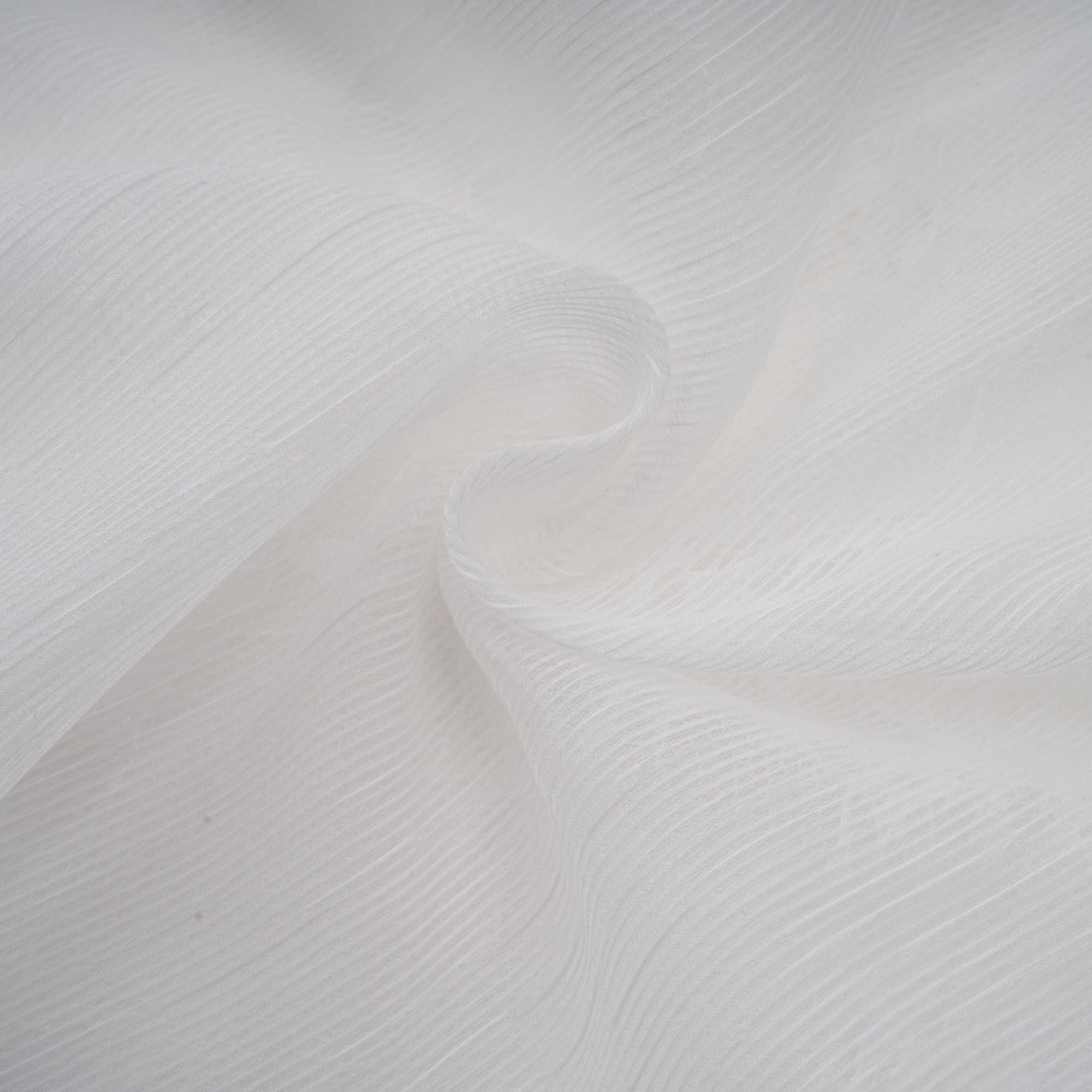 فستان هورتنس الأبيض القصير من التول المطوي المزين بالزهور