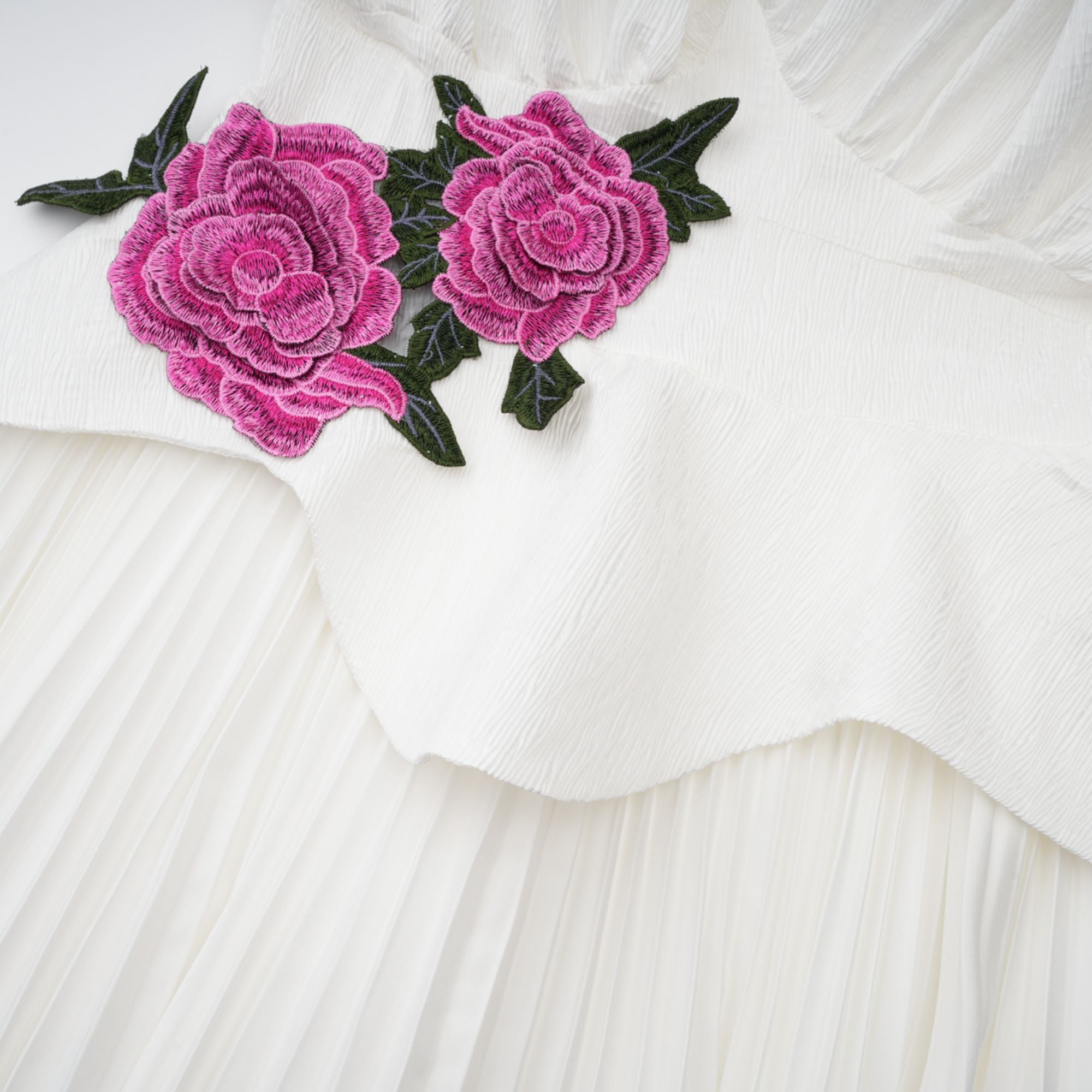 Pétale Weißes Maxikleid mit Rosenapplikation