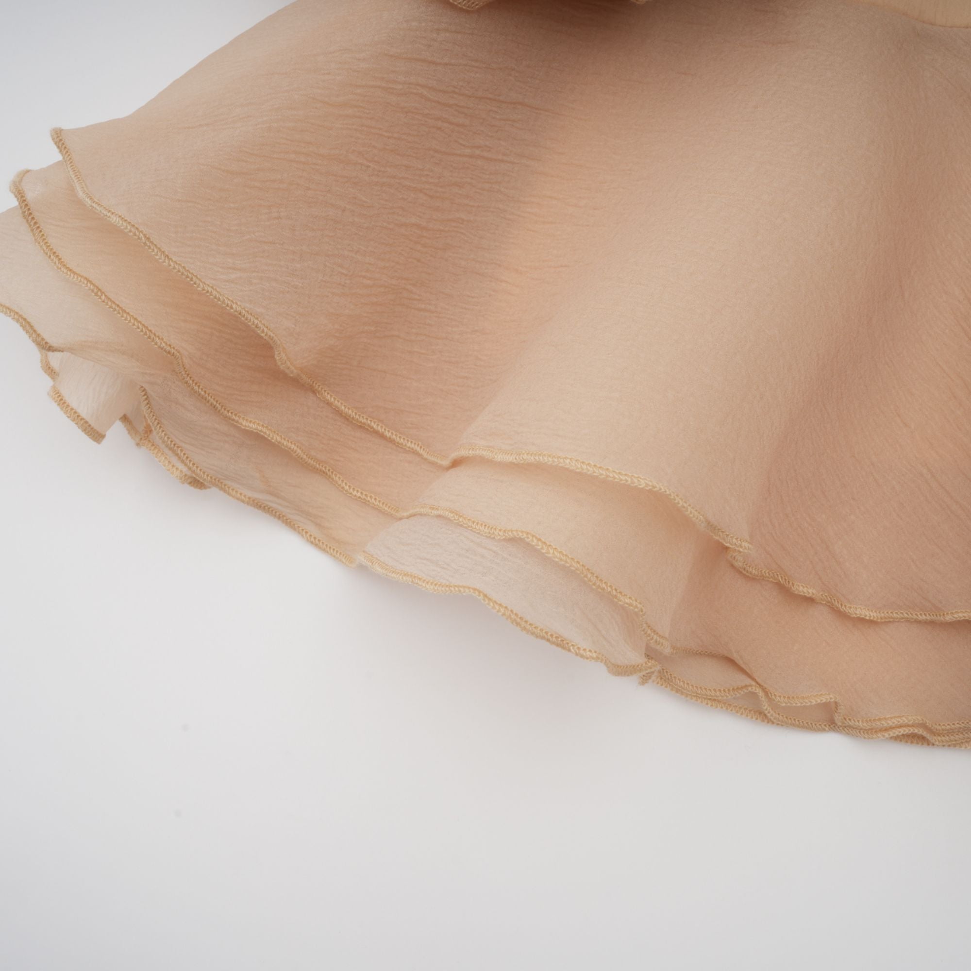 فستان قصير من Amélie مزين بالزهور باللون المحايد