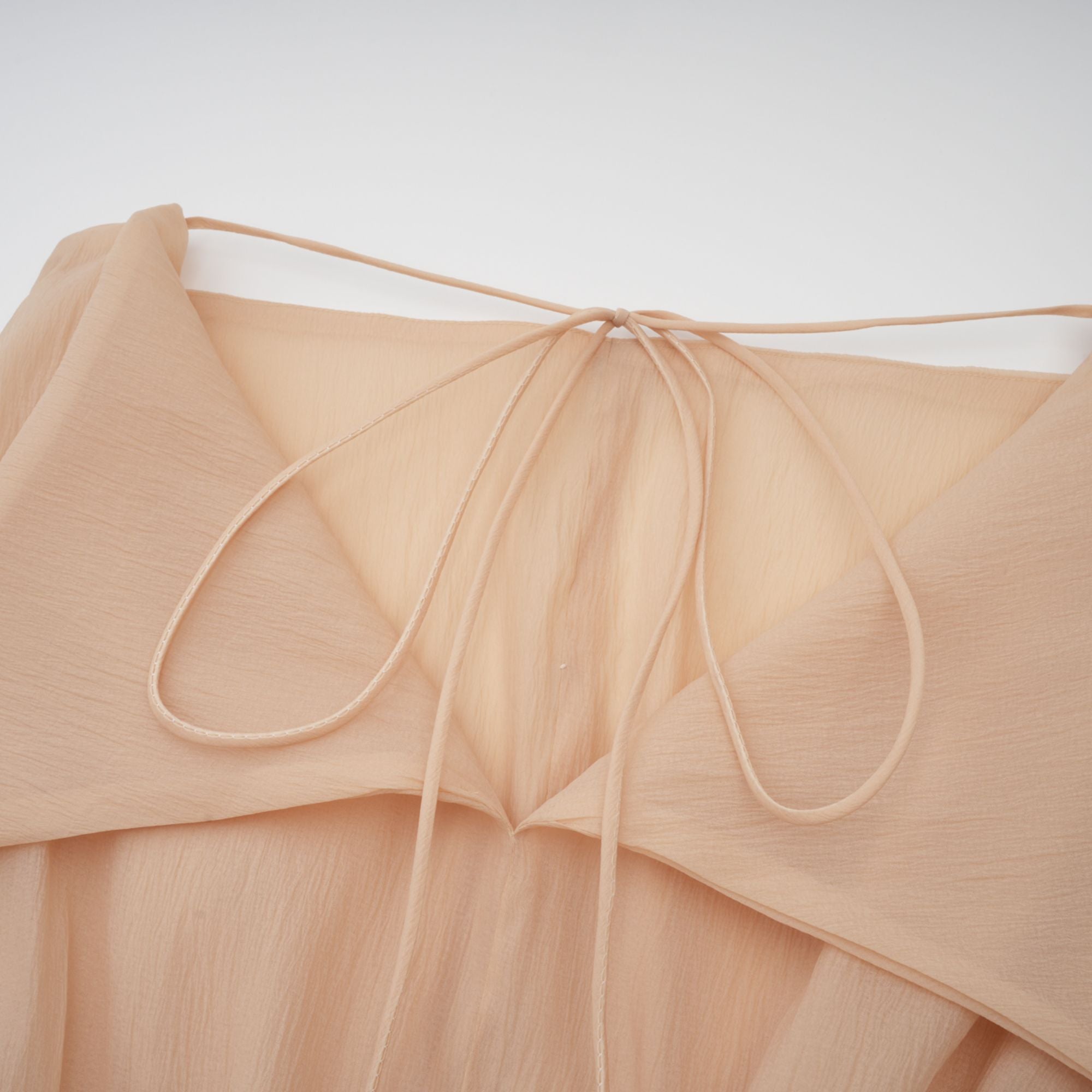 فستان قصير من Amélie مزين بالزهور باللون المحايد