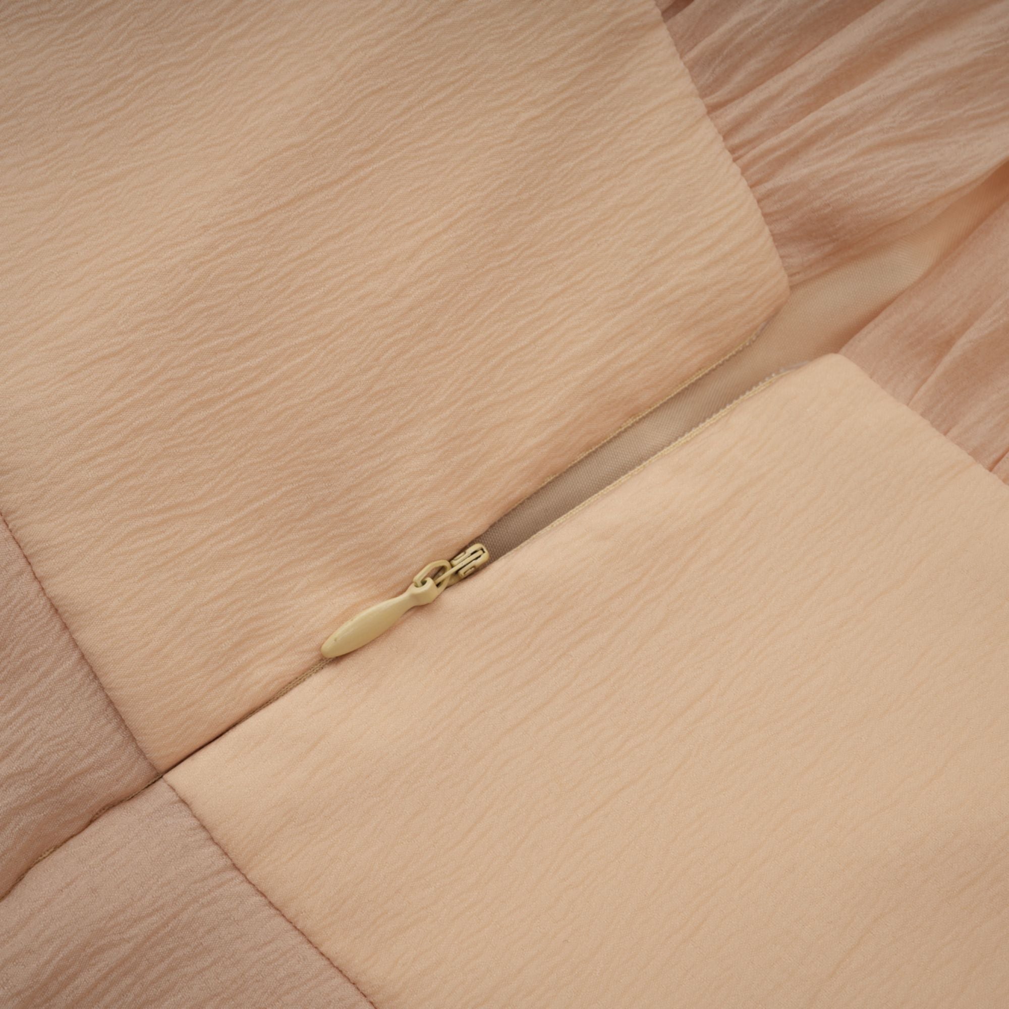 فستان قصير من Amélie مزين بالزهور باللون المحايد