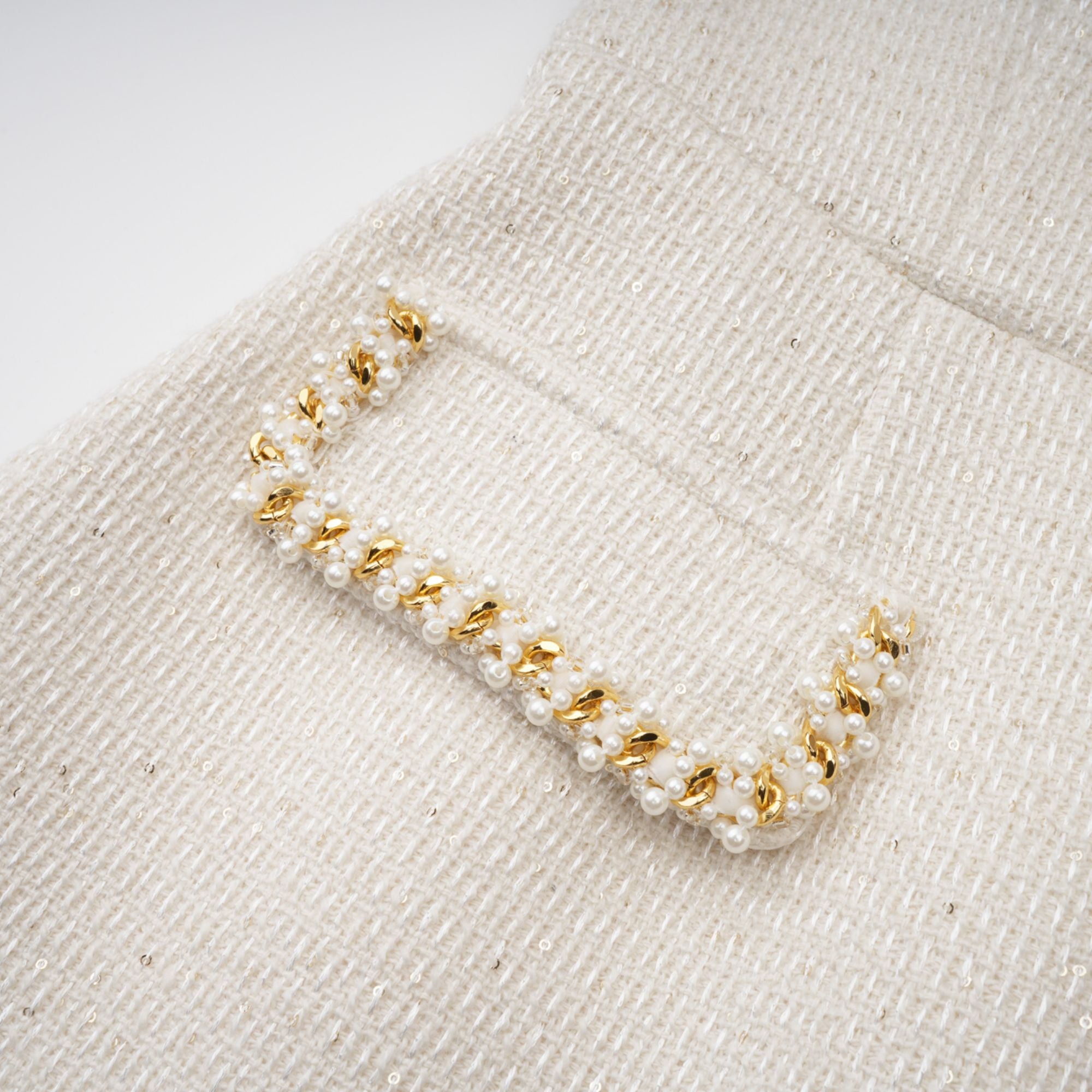 فستان جين الأبيض المزين من التويد القصير