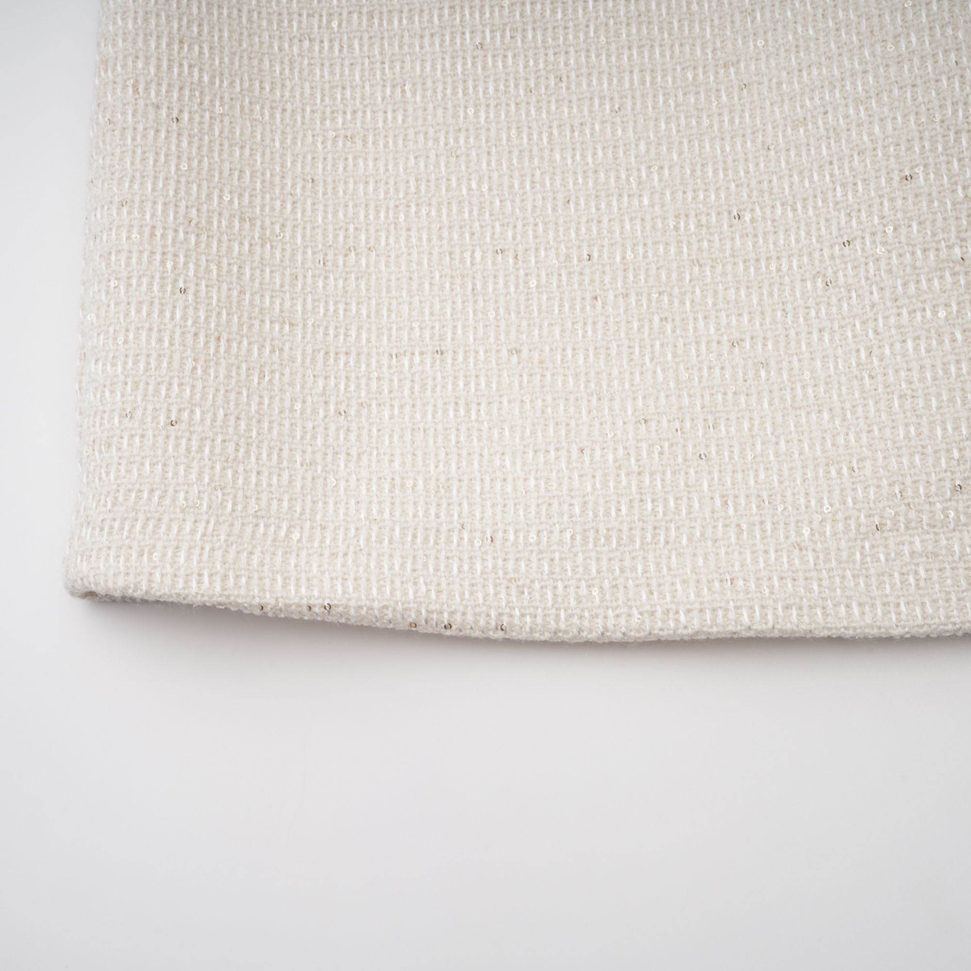 فستان جين الأبيض المزين من التويد القصير