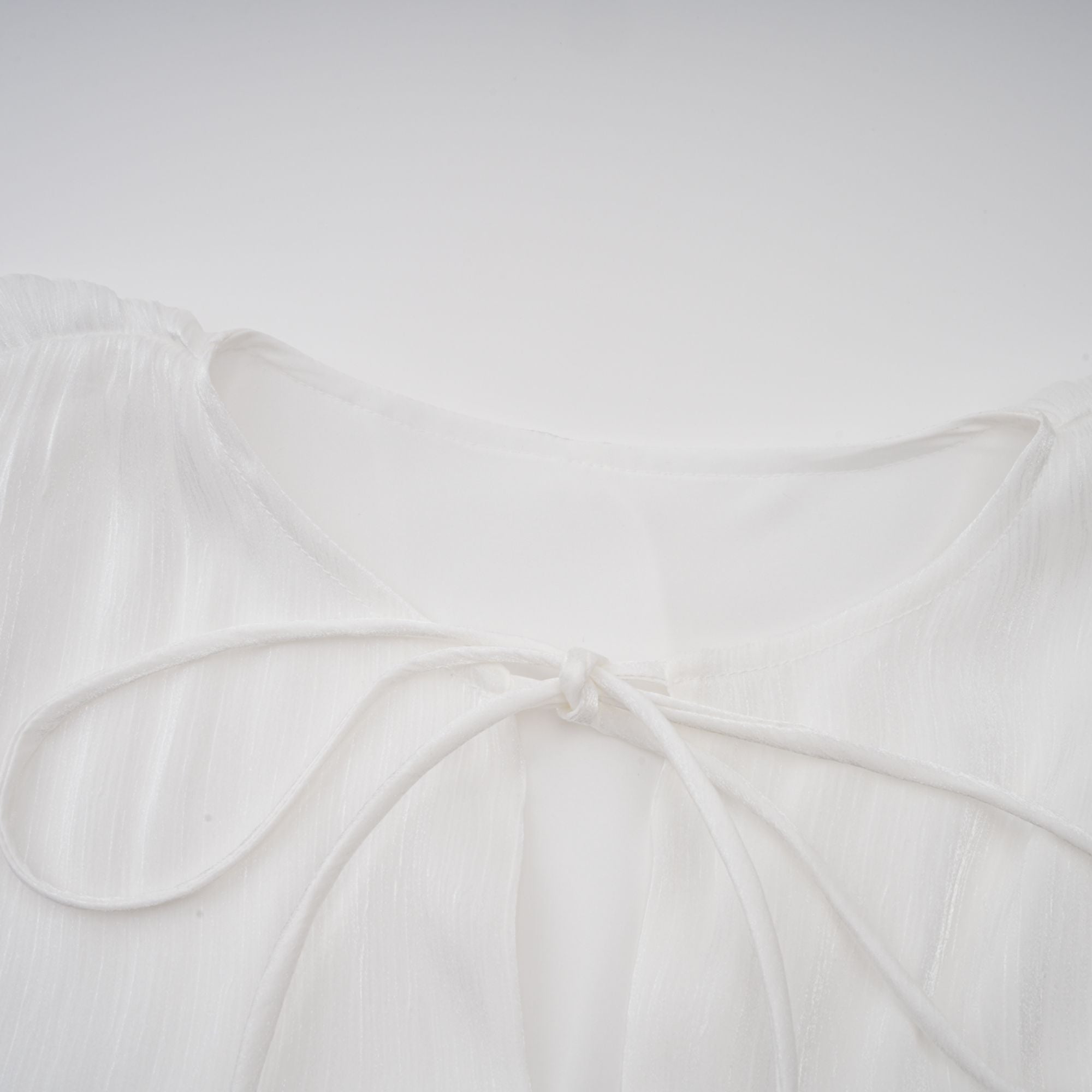 فستان ماهولت القصير باللون الأبيض المطوي مع تأثير لامع