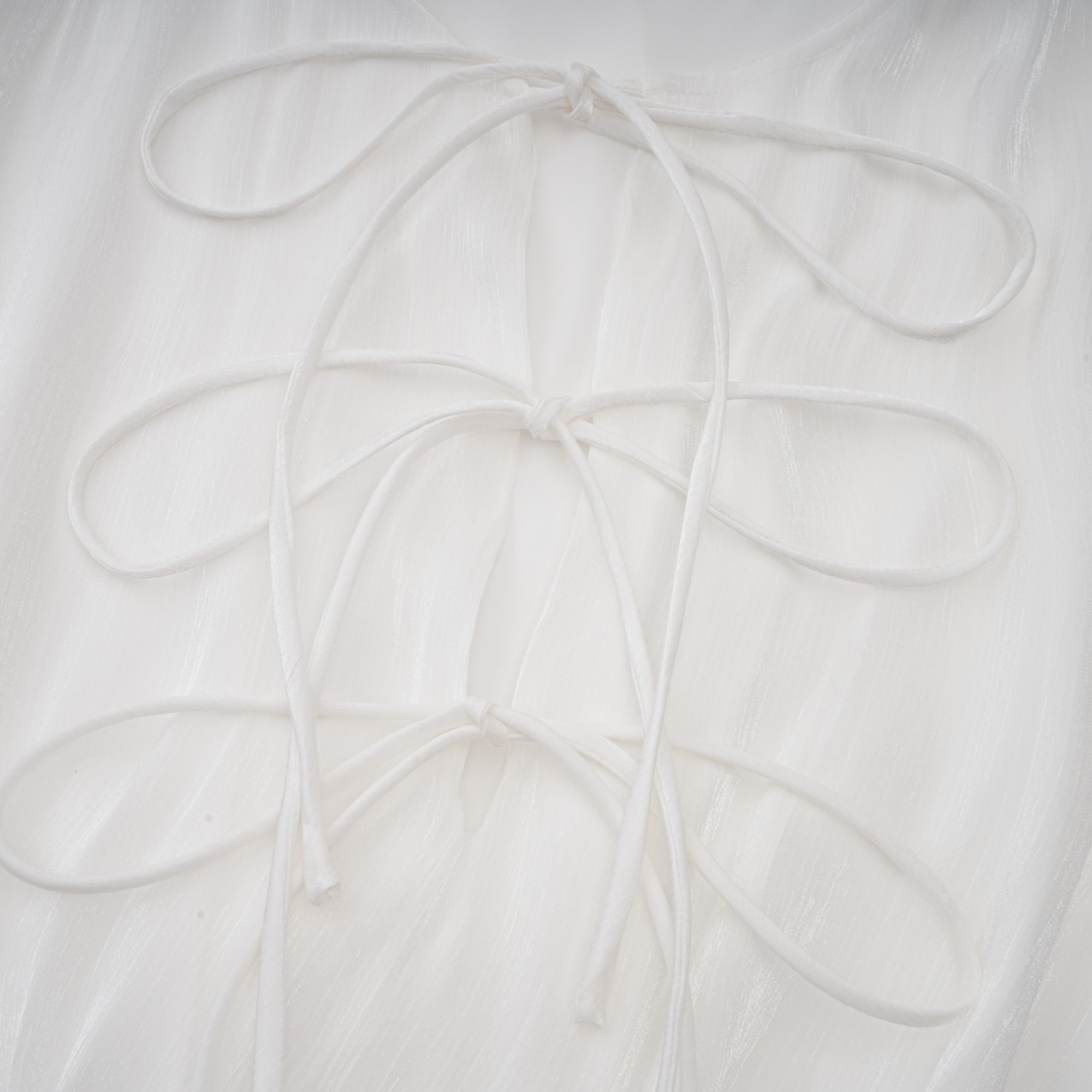 فستان ماهولت القصير باللون الأبيض المطوي مع تأثير لامع