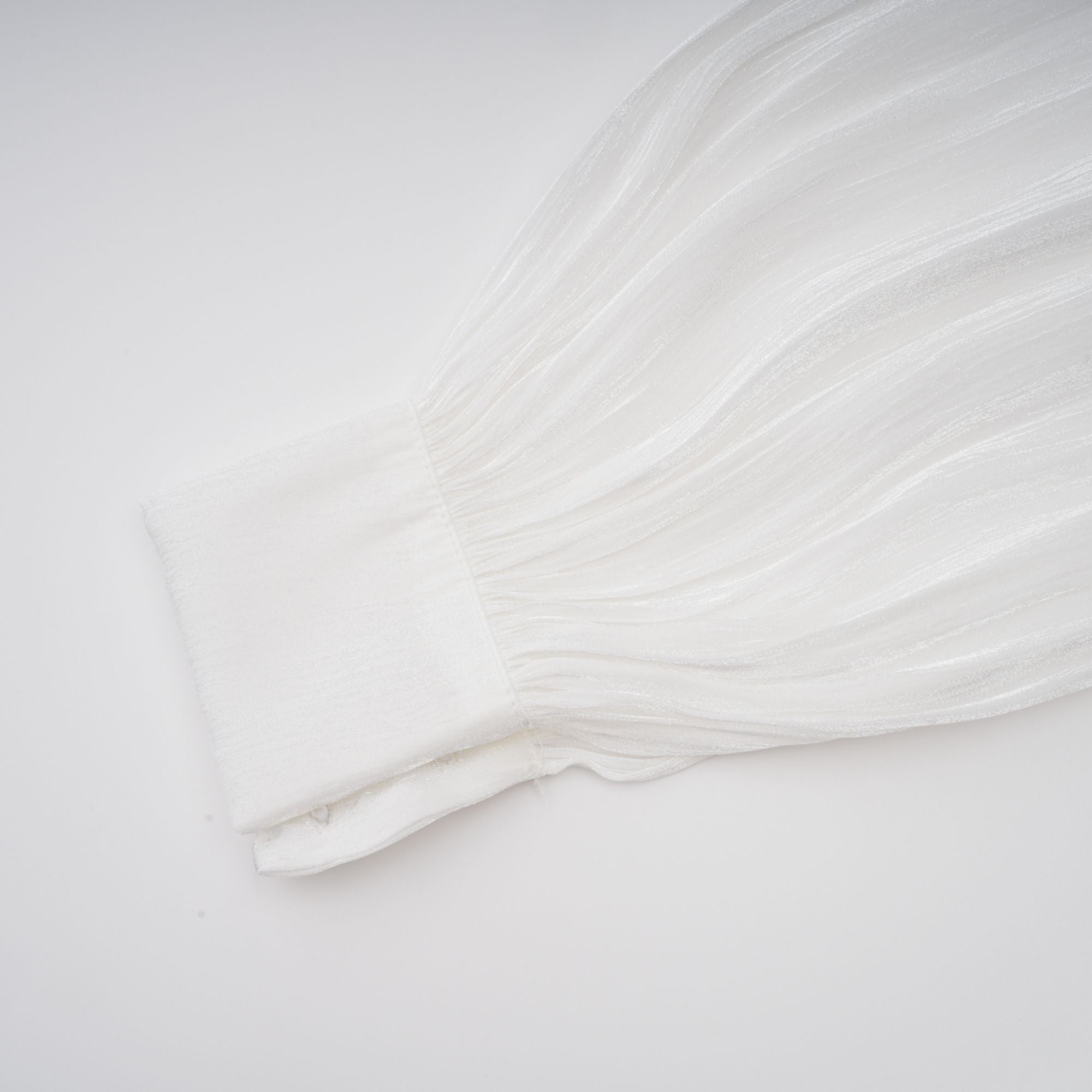 فستان ماهولت القصير باللون الأبيض المطوي مع تأثير لامع