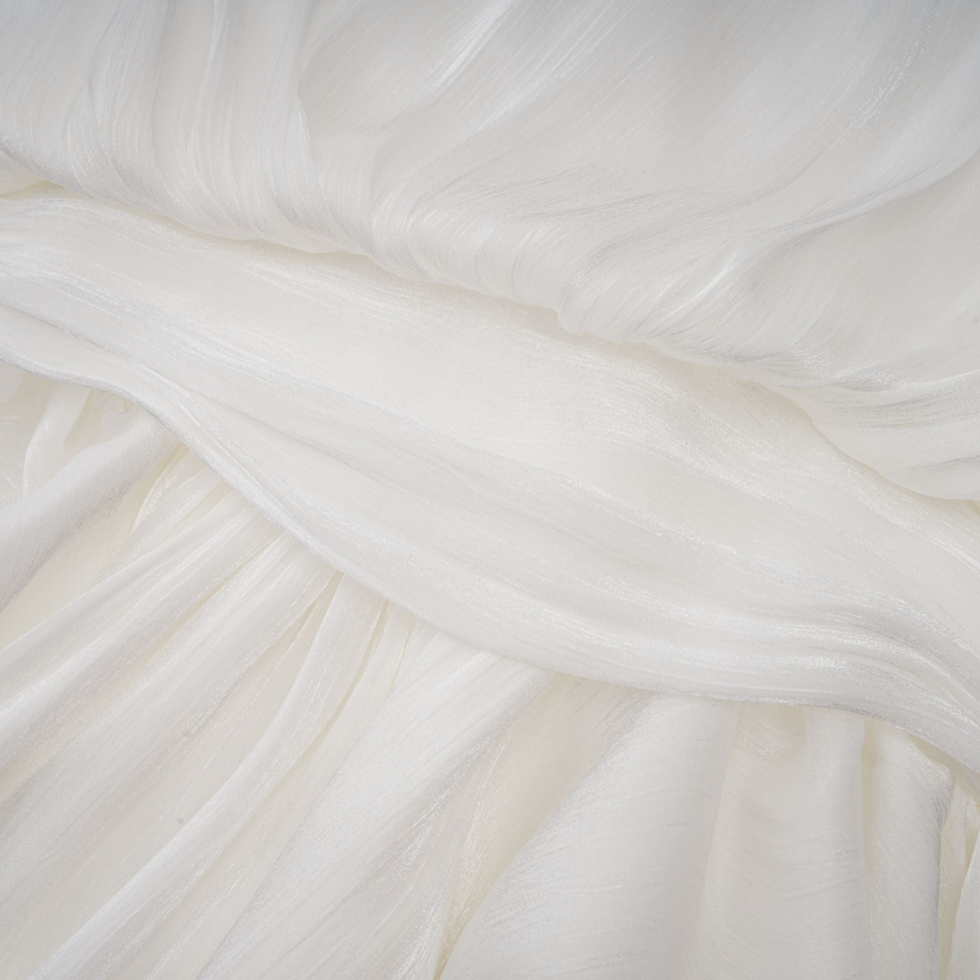 فستان ماهولت القصير باللون الأبيض المطوي مع تأثير لامع