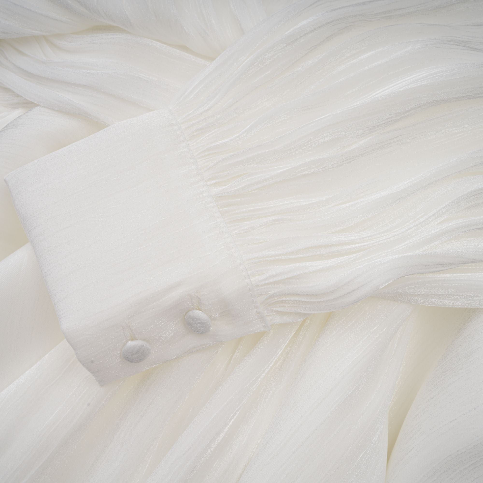 فستان ماهولت القصير باللون الأبيض المطوي مع تأثير لامع