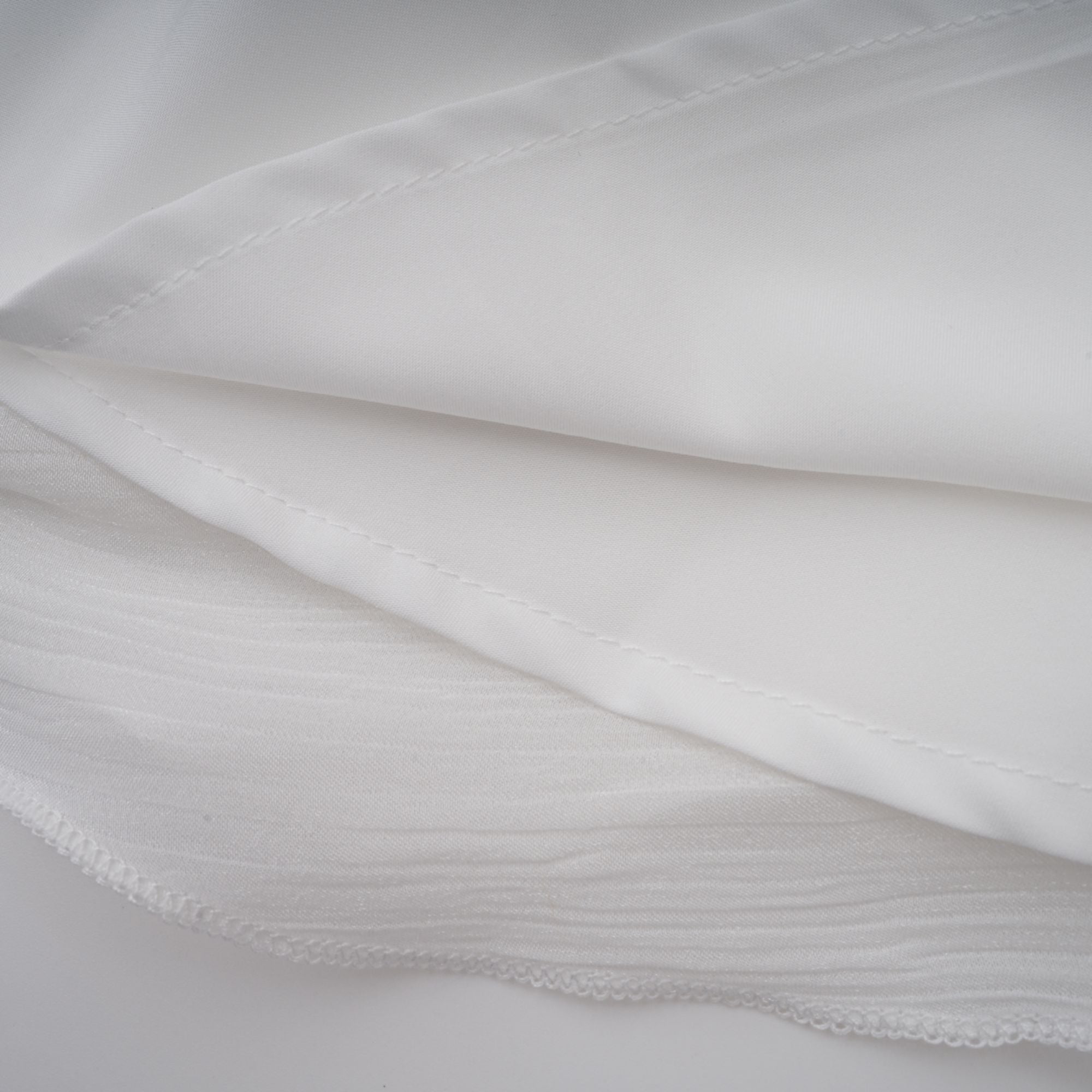 فستان ماهولت القصير باللون الأبيض المطوي مع تأثير لامع