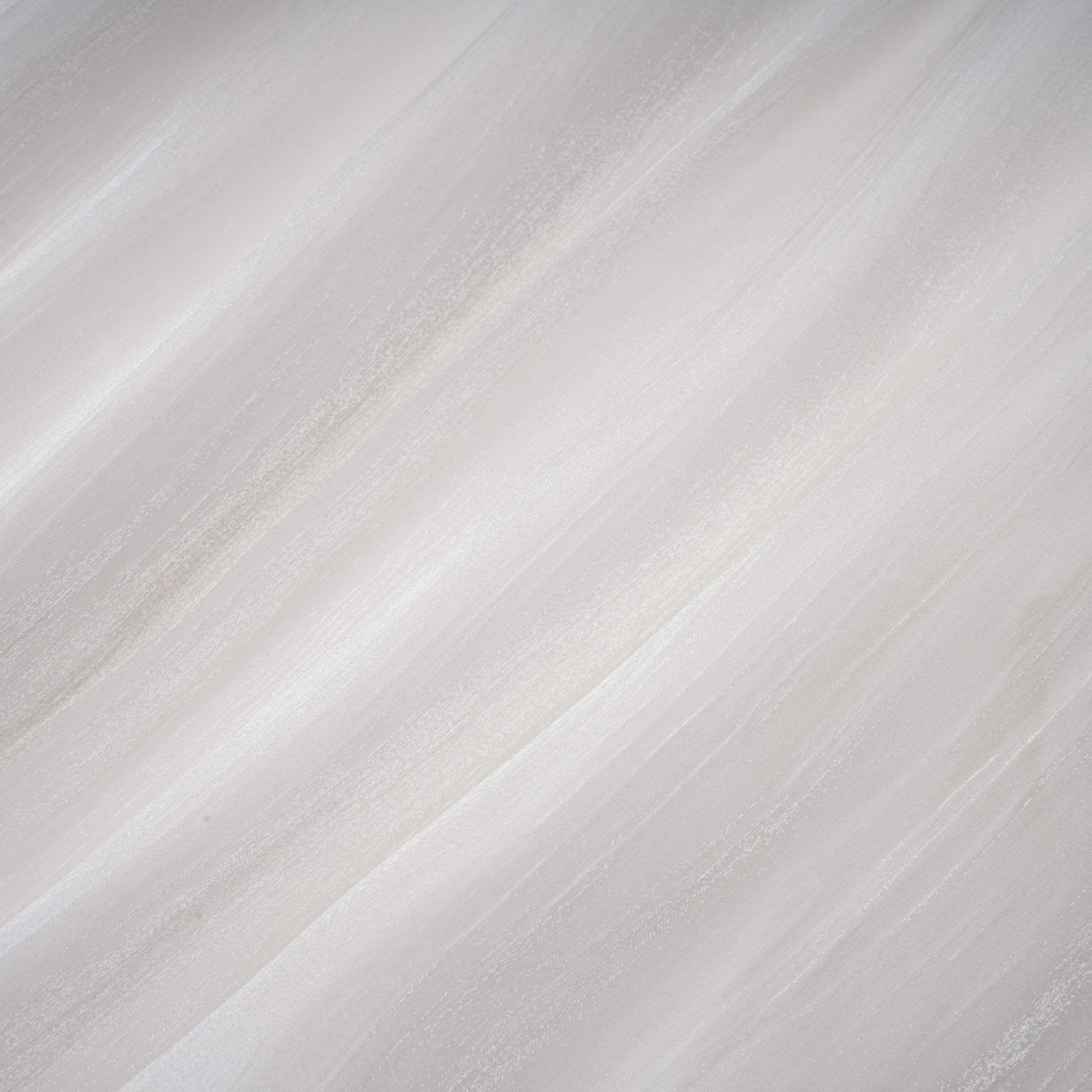 فستان ماهولت القصير باللون الأبيض المطوي مع تأثير لامع