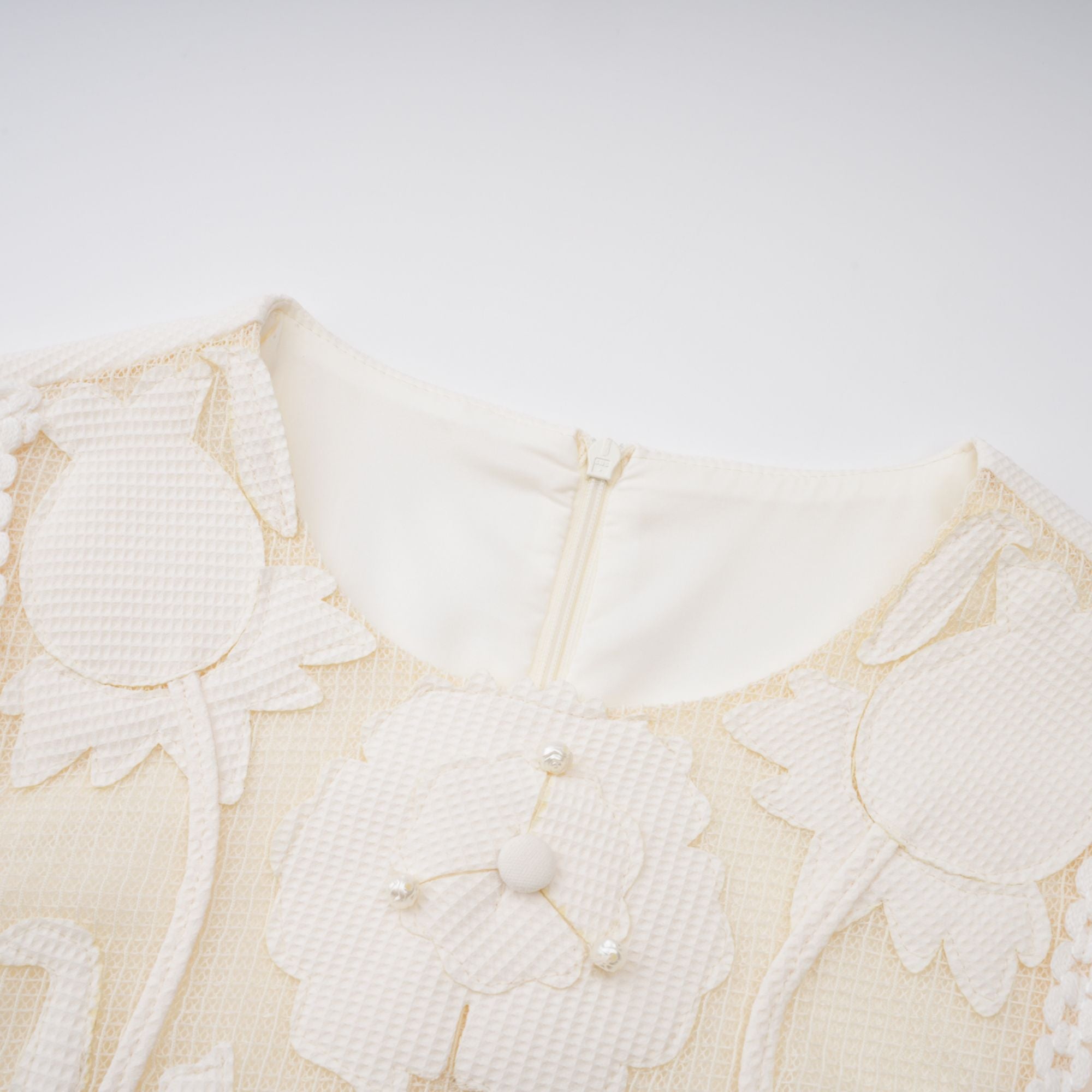 فستان مايل الأبيض القصير المطرز بالزهور