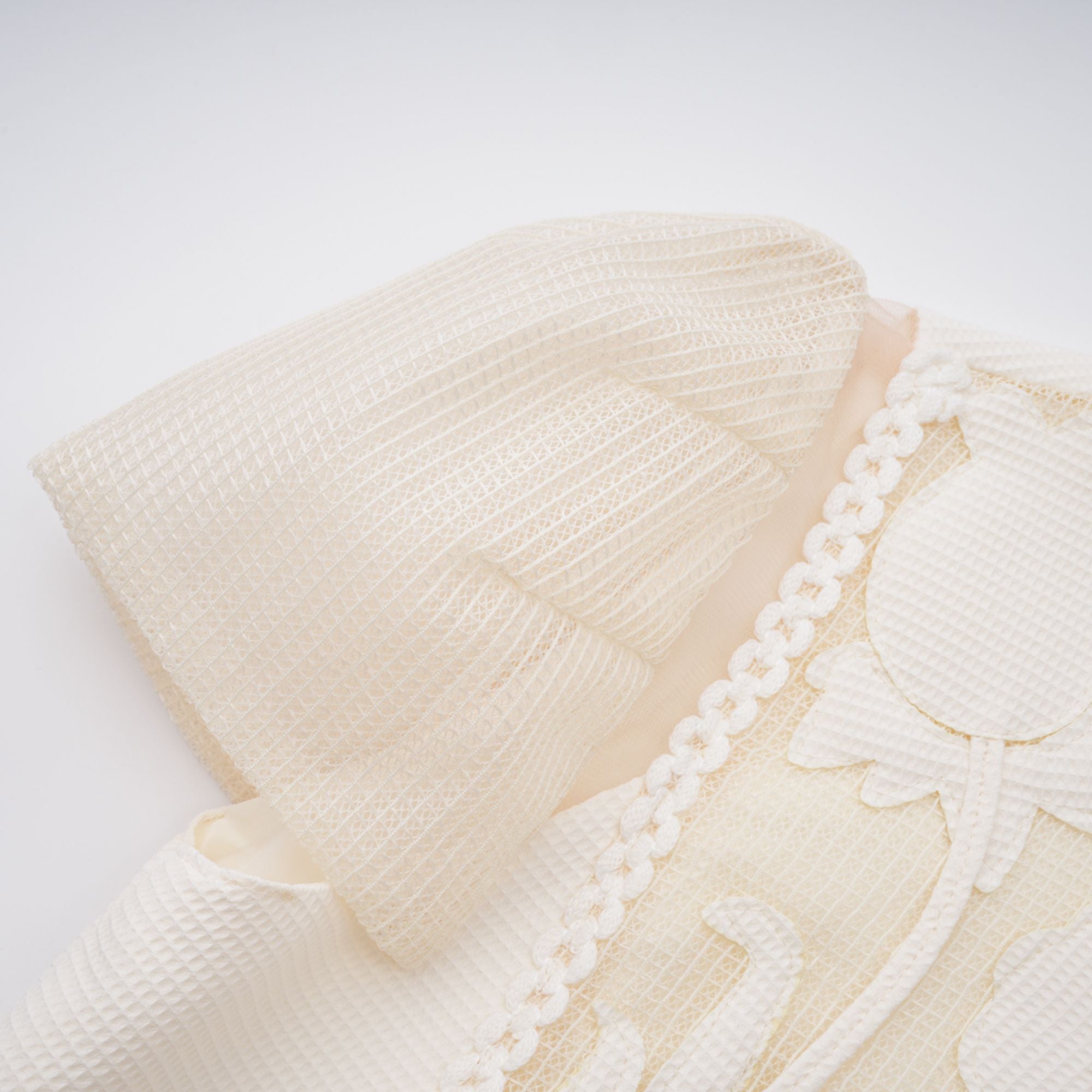 فستان مايل الأبيض القصير المطرز بالزهور